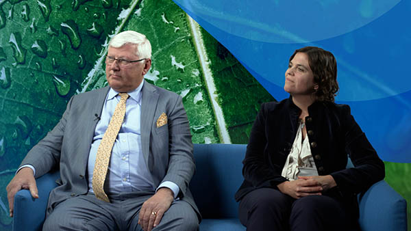 CEO Berry Wiersum und Sustainability Managerin Sarah Price im Auftaktinterview der neuen Reihe "Blue Couch" von Sappi