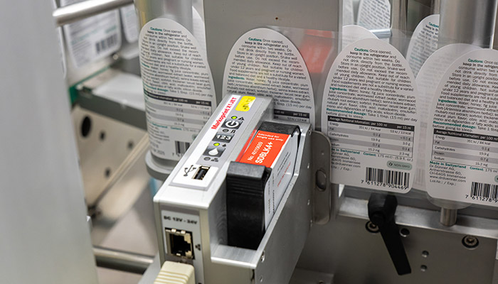 Für MHD und Chargennummern ist ein Markoprint-Drucksystem X1JET in die Etikettieranlage montiert