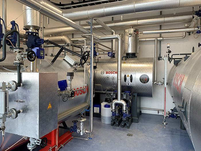Ein Wasserservicemodul versorgt die Anlage mit thermisch aufbereitetem Speisewasser. Der integrierte Dampfspeicher entlastet den Kessel während der für die Produktion erforderlichen hohen Lastspitzen. 