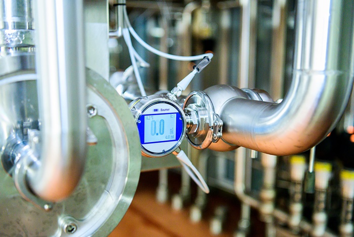 Mit dem Baumer Leitfähigkeits-Sensoren CombiLyz AFI kann Züger bei dem CIP-Reinigungsprozess bis zu 100 000 Liter Wasser pro Tag einsparen. 