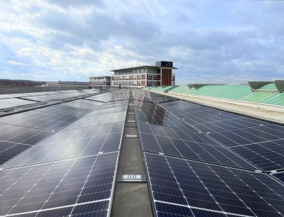 Für das Werk in Oelde werden großflächige Photovoltaikanlagen ca. ein Zehntel des Strombedarfs des Standortes decken