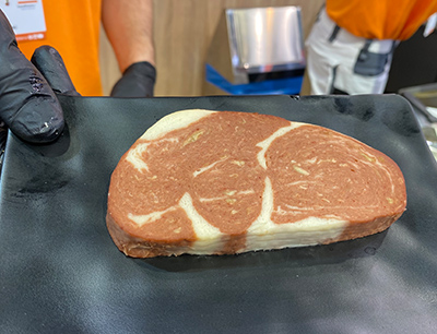 Veganes Steak, vorgestellt auf dem Messestand von Handtmann auf der Anuga Foodtec 2024