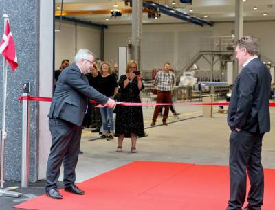 Ralf Astrup, CEO von Cabinplant A/S (rechts im Bild) bei der Eröffnung der neuen Produktionsstätte in Haarby, Dänemark