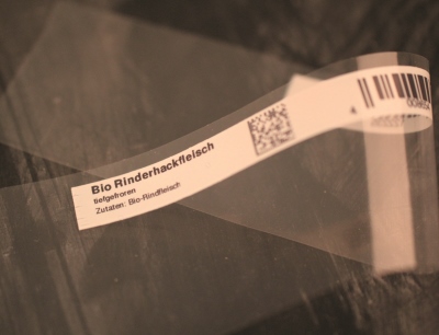 Der Tintenstrahldrucker Rea Jet HR schreibt nass-in-nass hochauflösend Etiketteninhalte direkt auf die Folie