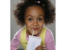 Kind mit Milchpackung