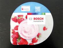 Joghurt-Becher mit aufgedrucktem QR-Code