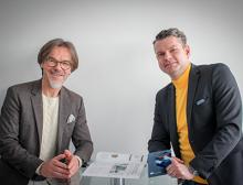 Geschäftsführer Jürgen Schrödel (links) und Prokurist Frank Hägele (rechts) freuen sich über 25 erfolgreiche Jahre Copa-Data Deutschland