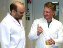 Andreas Dunkel, links im Bild (Leibniz-Institut LSB) und Christoph Hofstetter (TUM) im Labor