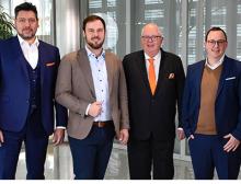 Harald Suchanka (CEO F&P) gratuliert der 4. und 5. Generation Handtmann zum Firmenjubiläum