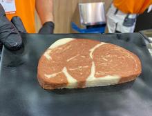Veganes Steak, vorgestellt auf dem Messestand von Handtmann auf der Anuga Foodtec 2024