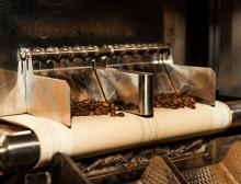 Kaffeebohnen kommen aus der Prüfkammer des Röntgenprüfsystems