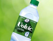 Die zu Danone Waters gehörende Wassermarke Volvic setzt für die Abfüllung in quadratische Flaschen auf einen Nassteilblock von Krones.