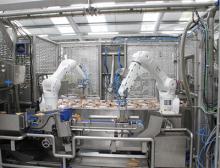 Kuka Industrieroboter beim Handeln von Lebensmitteln