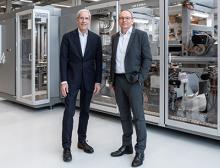 Hans Bühler (links) übergibt den CEO-Posten von Optima an Dr. Stefan König
