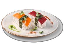 Lachs- und Thunfisch-Nigiri-Sushi auf pflanzlicher Basis