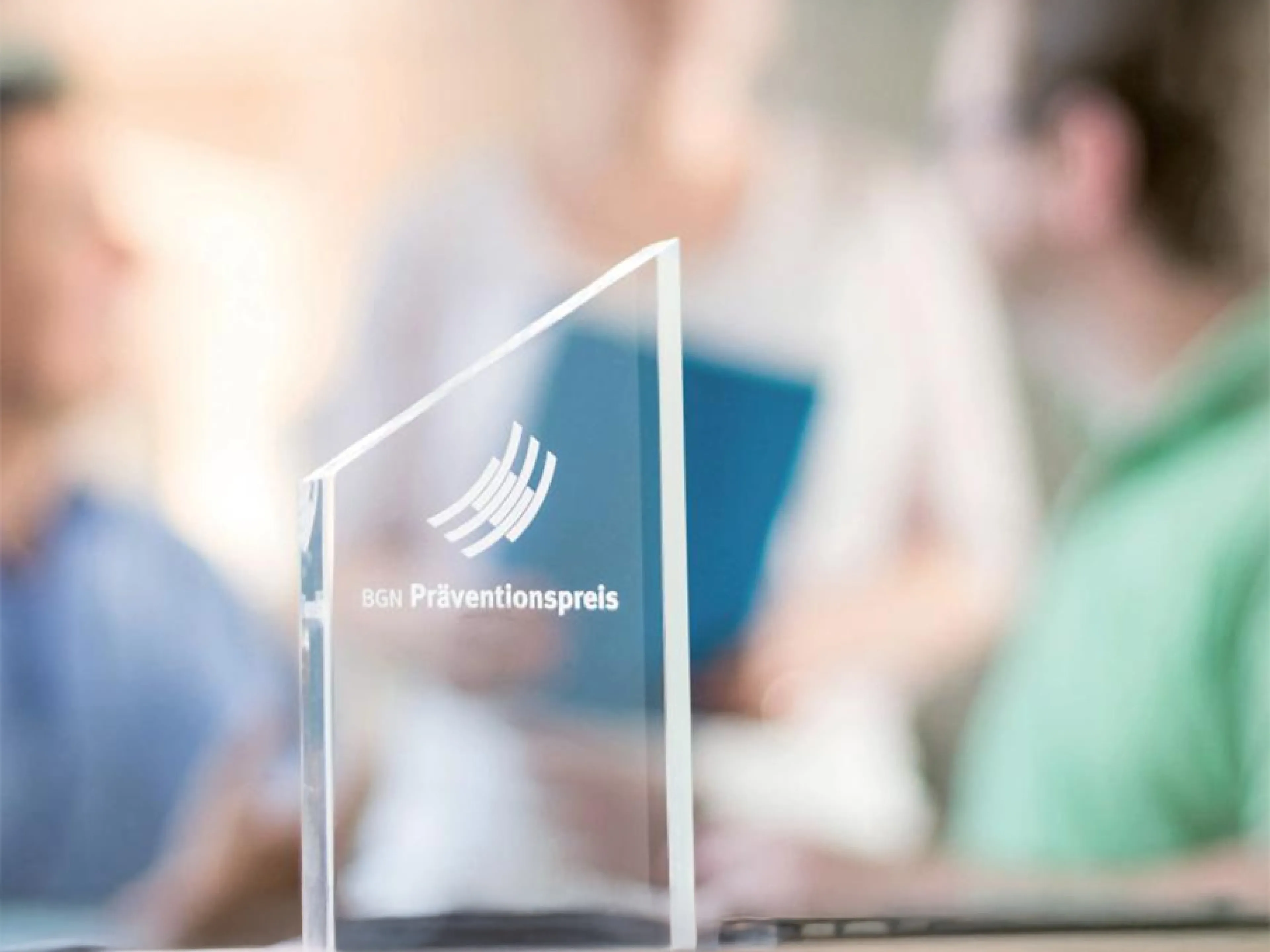 Die BGN hat sieben Betriebe mit dem Präventionspreis 2024 geehrt. Gekürt wurden Arbeitsschutzmaßnahmen, die auch anderen Betrieben als Anregung und Motivation für sicheres und gesundes Arbeiten dienen können