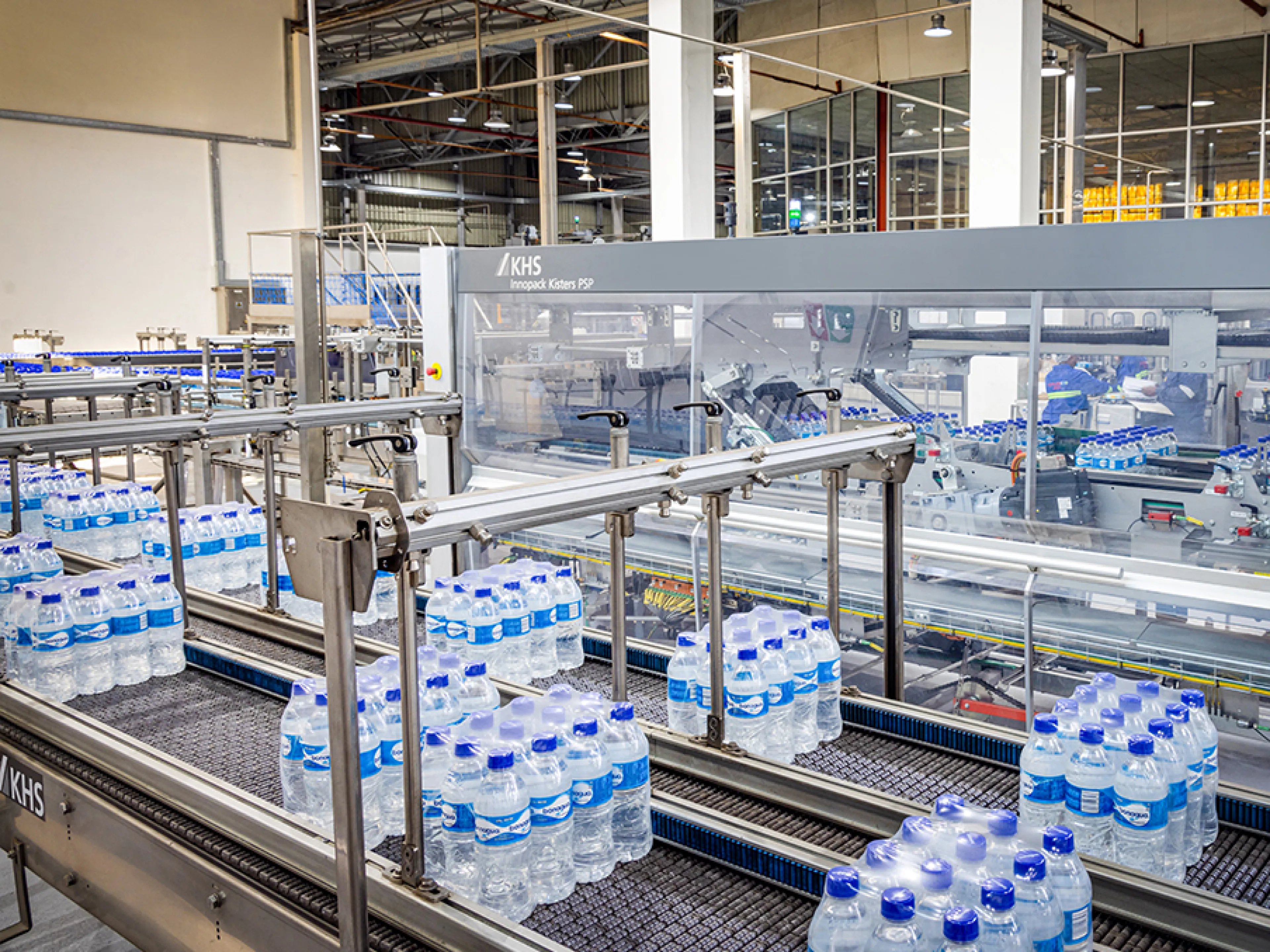 Die modulare KHS-Verpackungsmaschine kann bei Schweppes Zimbabwe im Hochleistungsbereich bis zu 14.400 Gebinde pro Stunde verarbeiten