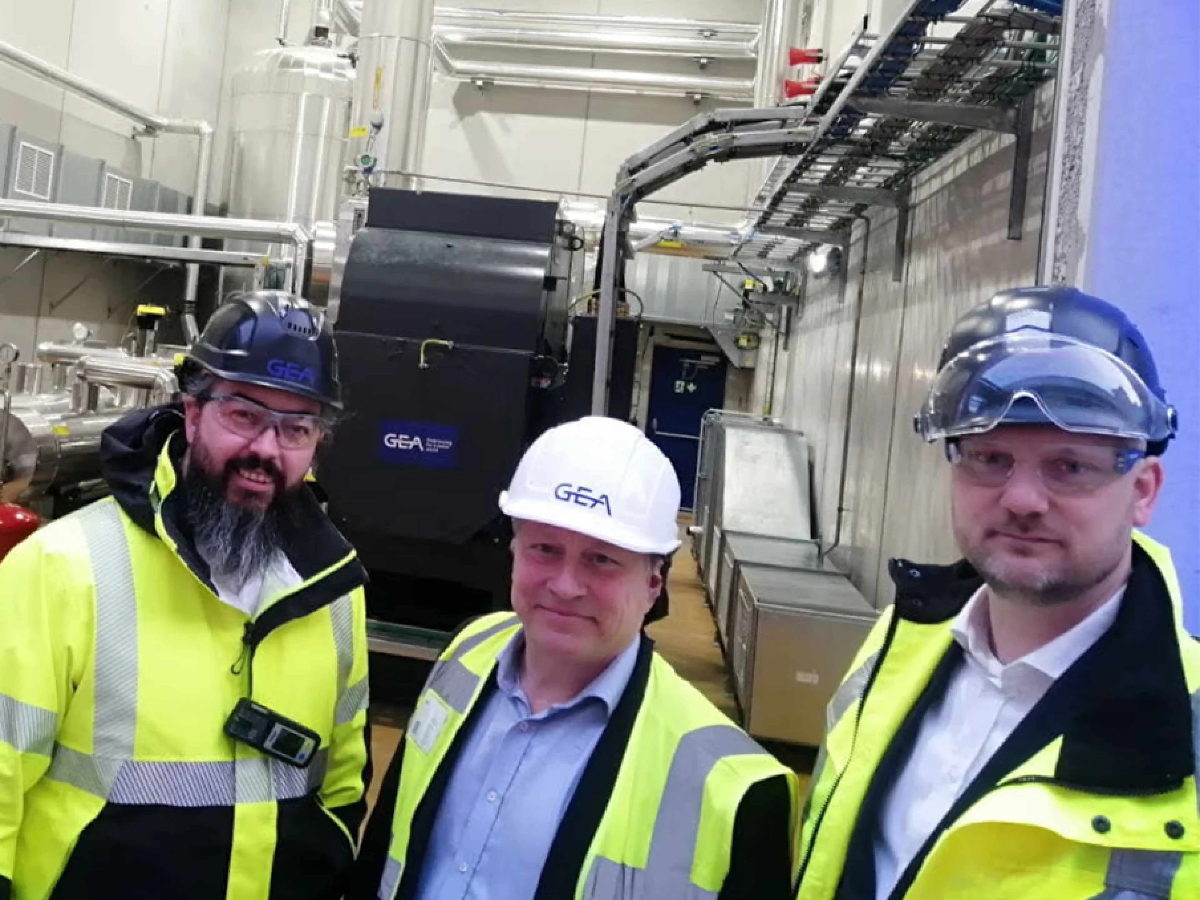 Echte Partnerschaft: Das Gea-Team arbeitete vor Ort eng mit Tiense Suike zusammen: Paul le Gros, Senior Application Engineer, Christian Brandt, Application Engineer und Sebastian Schultze, Team Lead Application Engineering (v.l.n.r.). Ergänzt wurden sie von ihren Gea-Kollegen Nick van den Broek, Application Engineer und Carl Kosemans, Commissioning Engineer, Bild: Tiense Suiker/ Steven Massart Echte Partnerschaft: Das Gea-Team arbeitete vor Ort eng mit Tiense Suike zusammen: Paul le Gros, Senior Application Engineer, Christian Brandt, Application Engineer und Sebastian Schultze, Team Lead Application Engineering (v.l.n.r.). Ergänzt wurden sie von ihren Gea-Kollegen Nick van den Broek, Application Engineer und Carl Kosemans, Commissioning Engineer