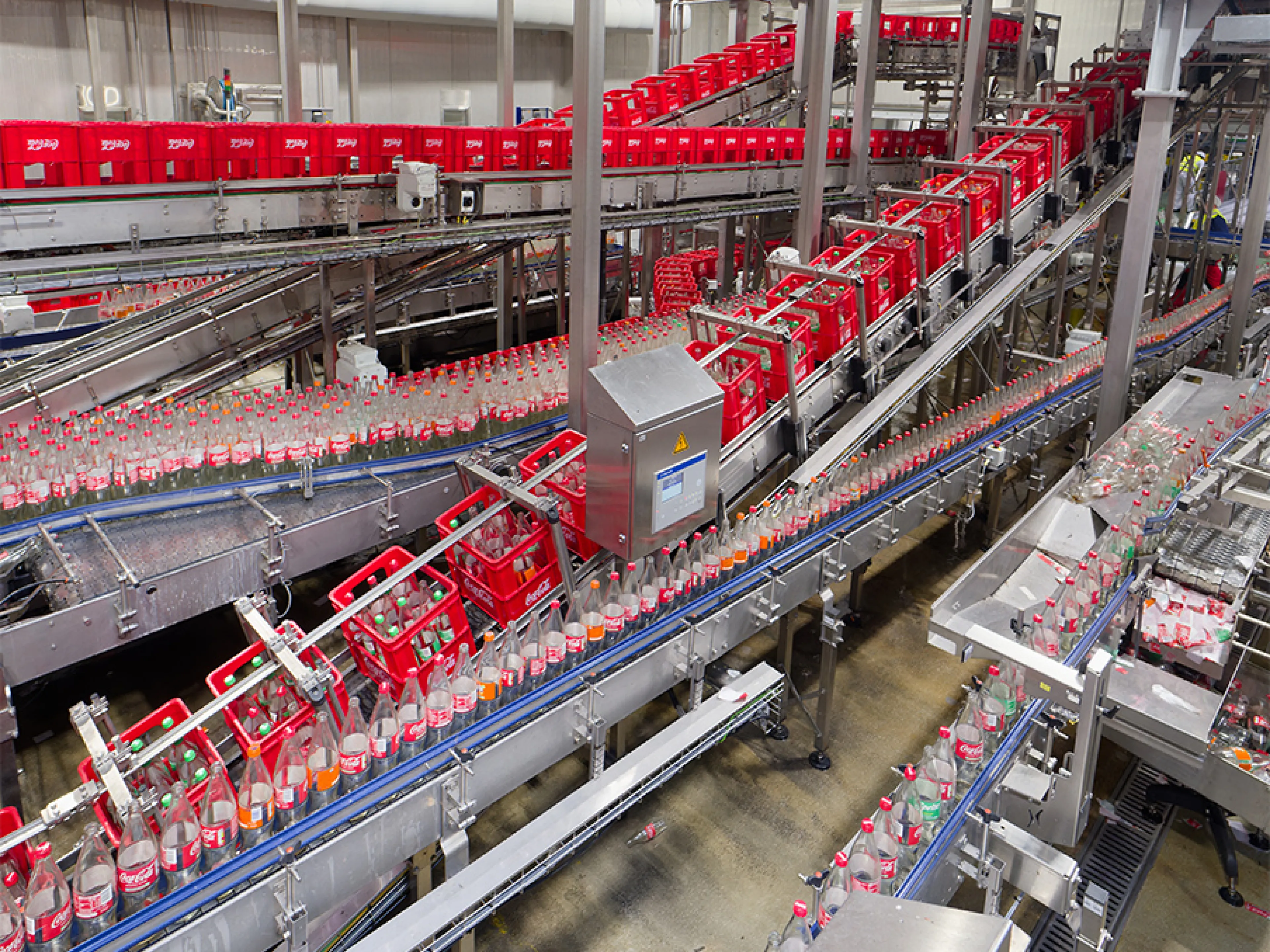 Betrieb bei Coca-Cola am laufenden Band, ein ungeplanter Stillstand würde immense Kosten verursachen