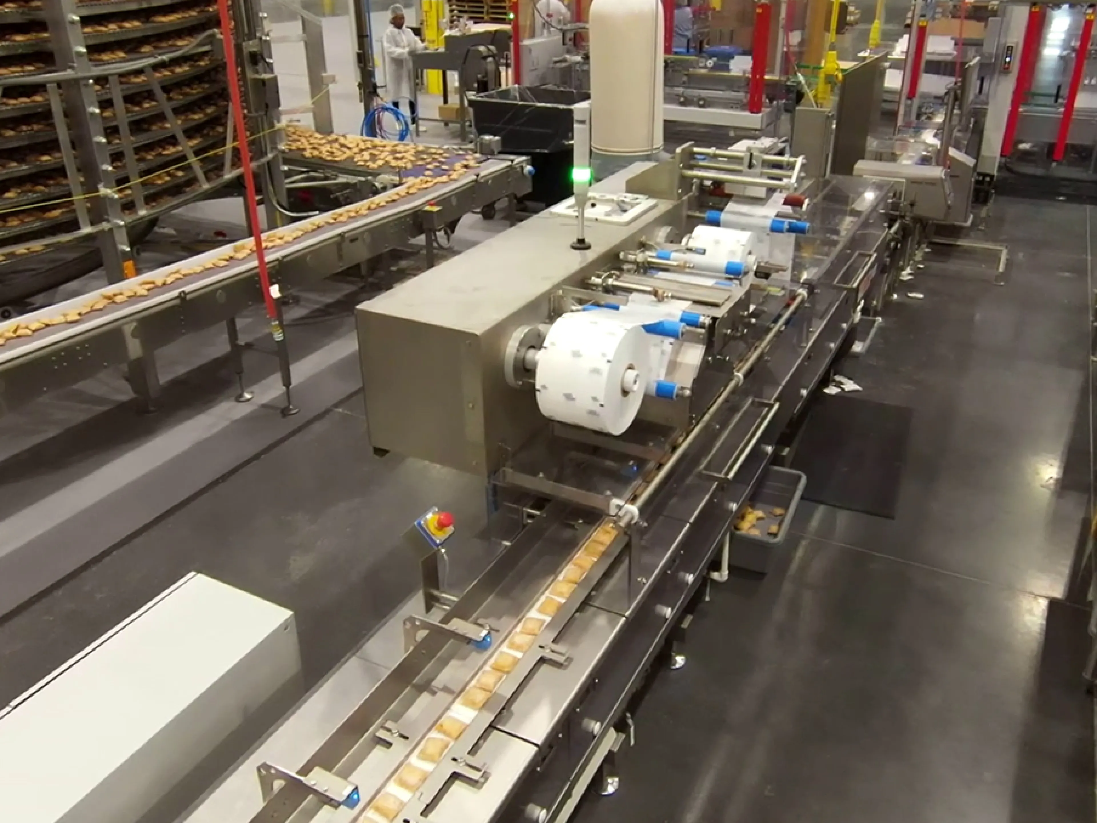 Verpackungsbereich bei JTM Foods, in der Mitte ist eine von zwei Schlauchbeutelmaschinen zu sehen, und im Hintergrund die zentrale Sekundärverpackung, alle Systeme von Sacmi Packaging & Chocolate