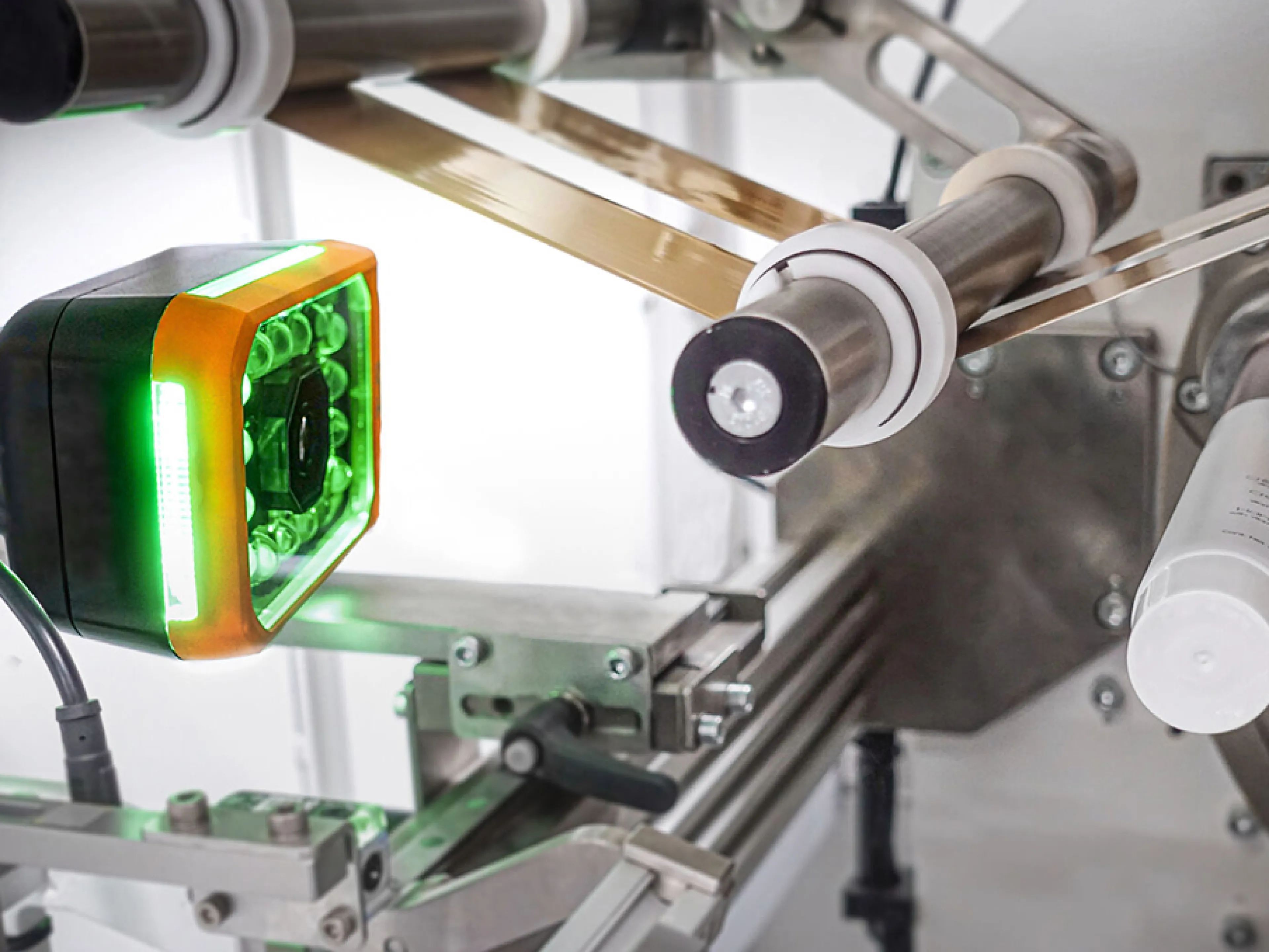 Die Smart Camera von B&R bringt KI direkt in den Maschinensteuerungskreislauf ein und ermöglicht so Echtzeit-Vision, dynamische Modellwechsel und eine bis zu 15-fach höhere Edge-Verarbeitungseffizienz
