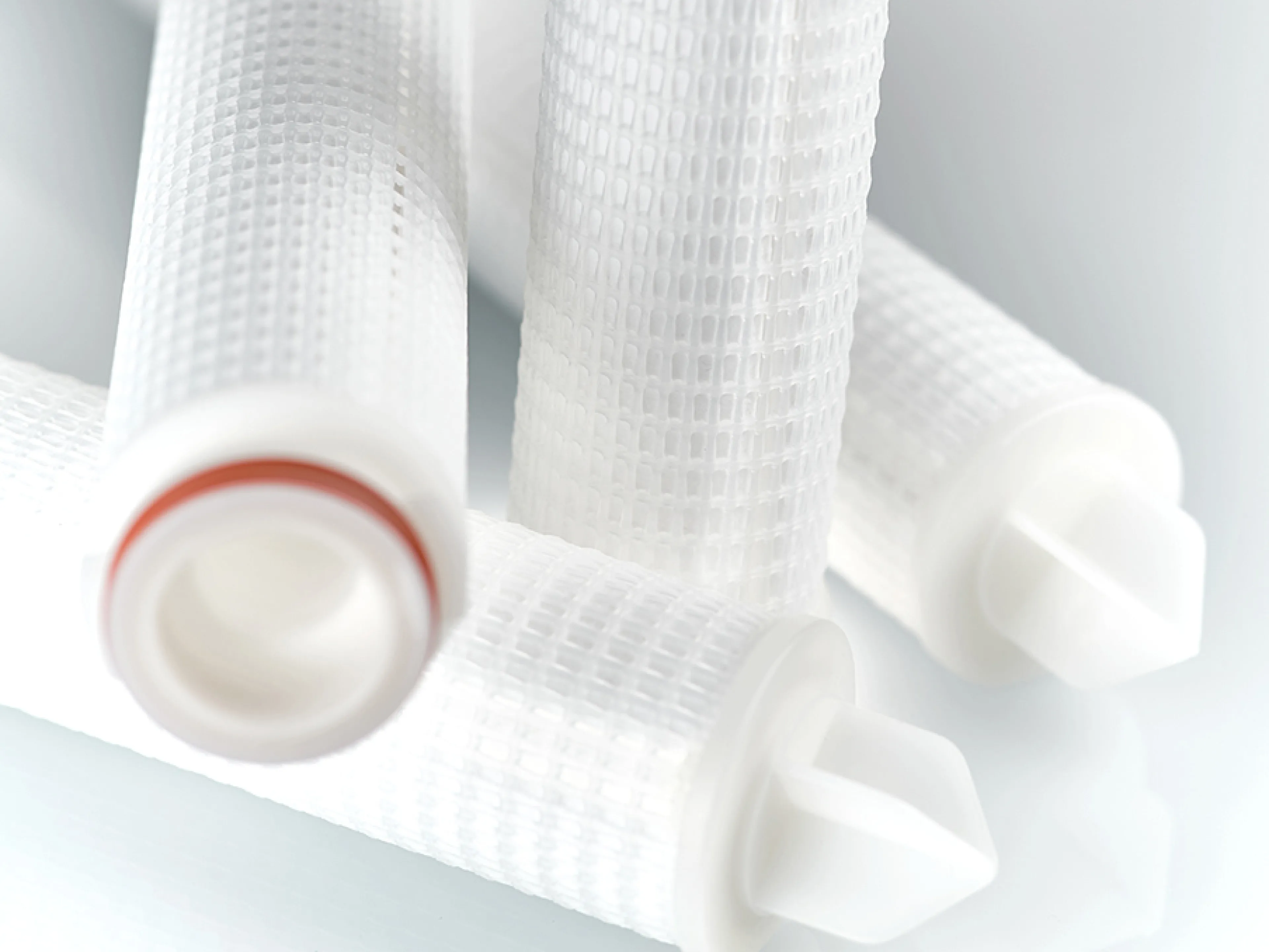 CIP- und SIP-kompatible Rückspülbarkeit und ein breites Anwendungsgebiet: Beco Helix-Tiefenfilterkerzen mit verschiedenen Abscheideraten und Polypropylen als Filtermaterial ermöglichen Anwendern die sichere und effiziente Vor- und Fein-Filtration von Getränken und flüssigen Nahrungsmitteln.