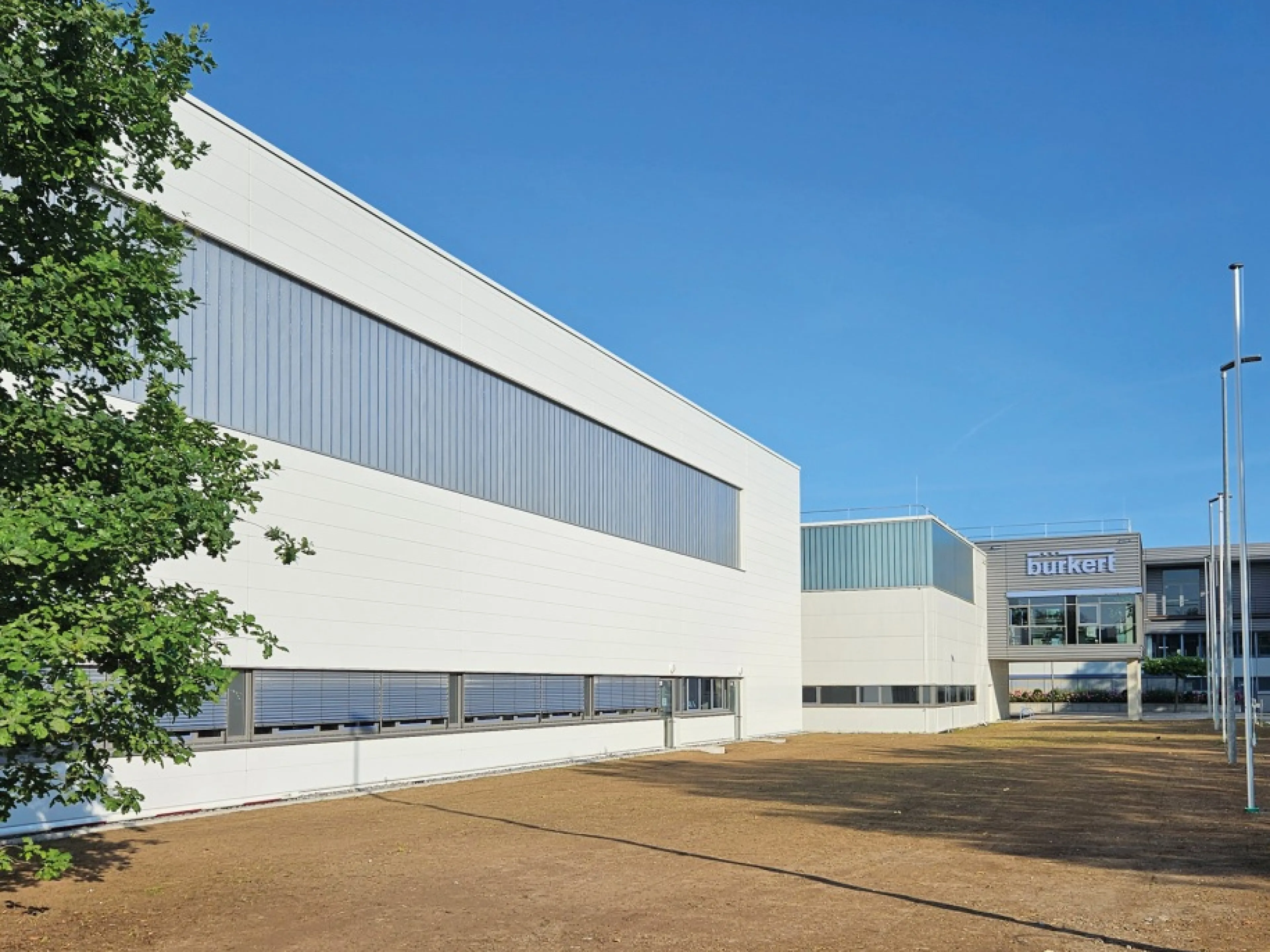 Effizienz auf rund 6.000 Quadratmern: Der Neubau am Bürkert Standort Öhringen kombiniert Fertigung und Montage mit einem automatischen Kleinteilelager und Schmalgang-Palettenlager, Bild: Bürkert Fluid Control Systems Effizienz auf rund 6.000 Quadratmern: Der Neubau am Bürkert Standort Öhringen kombiniert Fertigung und Montage mit einem automatischen Kleinteilelager und Schmalgang-Palettenlager