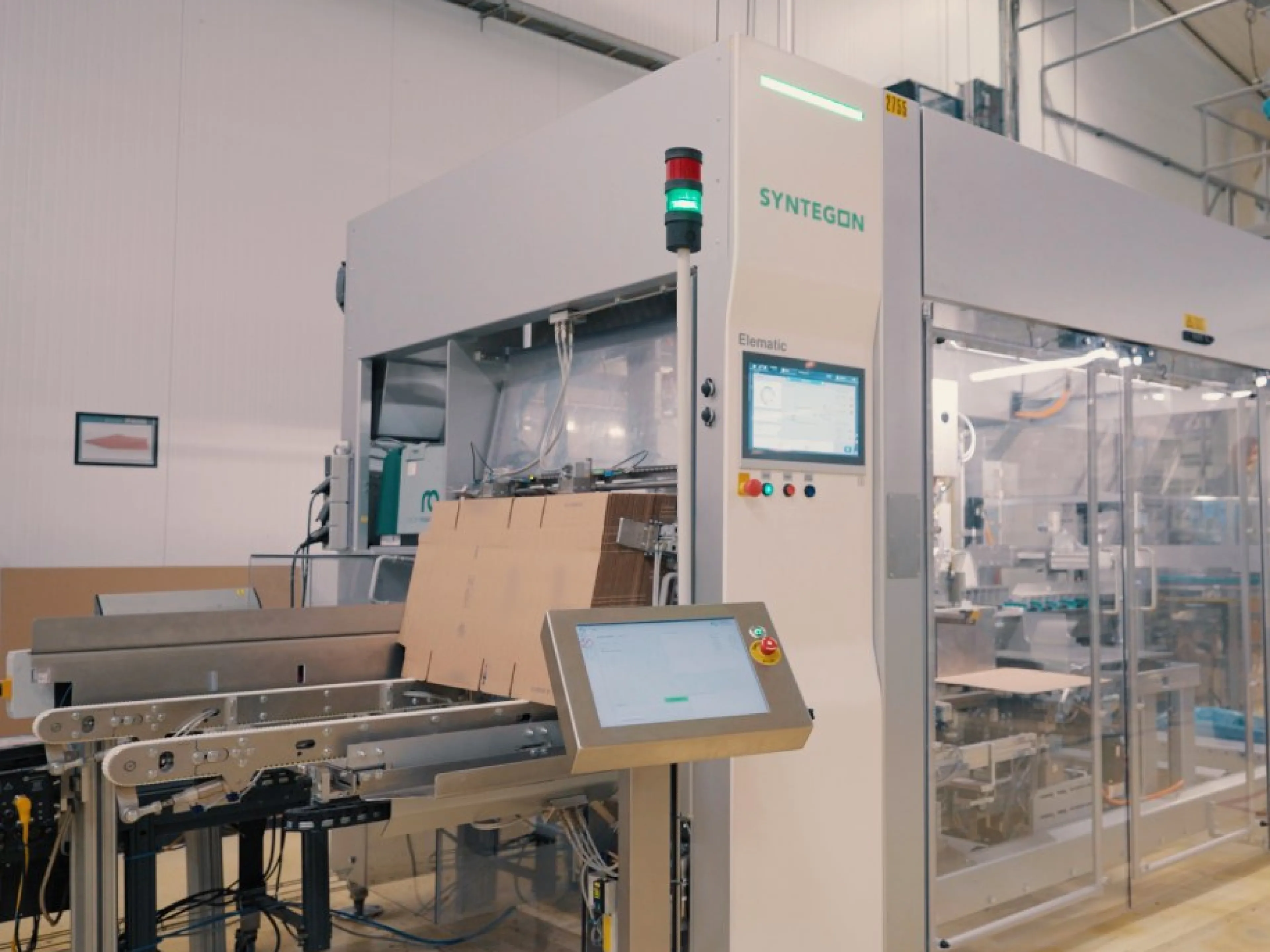 Ein perfekt abgestimmtes Duo: Ein vorhandener vertikaler Schlauchbeutelautomat „SVE 2520 DZ“ wurde mit dem Wrap-around-Kartonpacker „Elematic 2001“ kombiniert, Bild: Syntegon Ein vorhandener vertikaler Schlauchbeutelautomat „SVE 2520 DZ“ wurde mit dem Wrap-around-Kartonpacker „Elematic 2001“ kombiniert