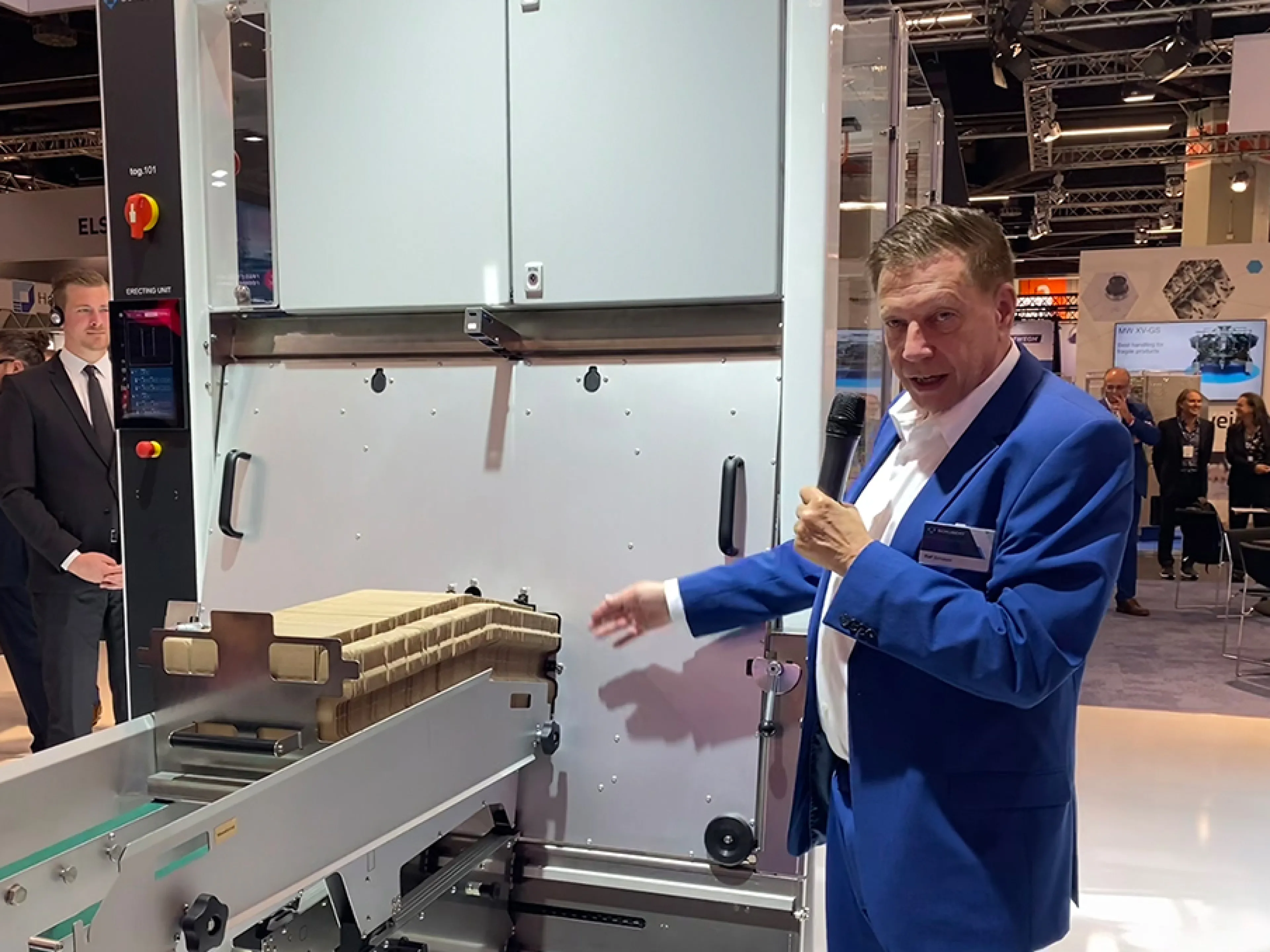 Ralf Schubert, Geschäftsführer bei Gerhard Schubert, stellt den neuen Cobot „tog.101“ vor, Bild: LMV-online.de / Susanne Woggon Ralf Schubert, Geschäftsführer bei Gerhard Schubert, stellt den neuen Cobot „tog.101“ vor