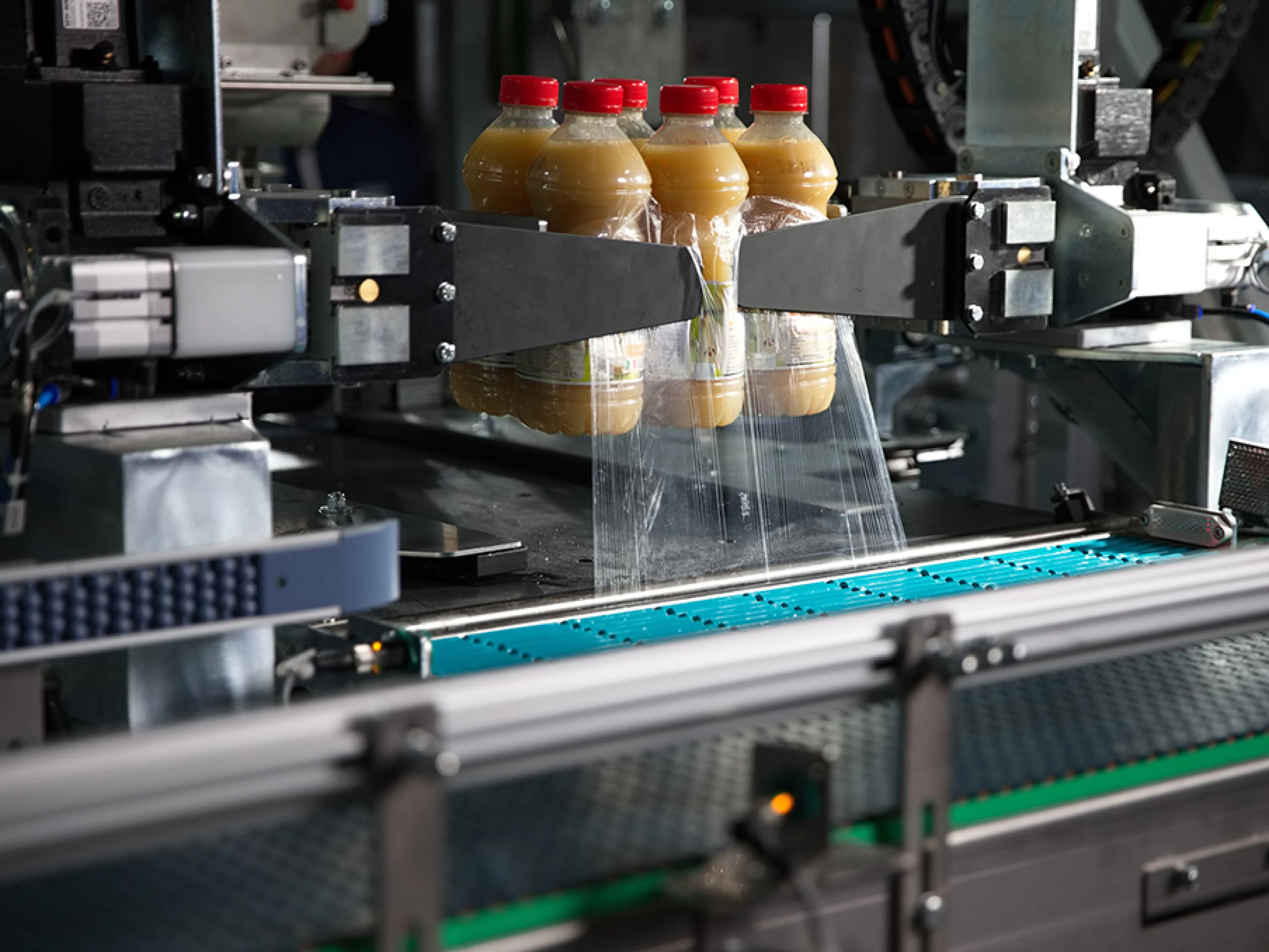 Im neuen Stretchpacker arbeiten zehn Antriebe hochsynchron zusammen, unterstützt von leistungsstarken Softwaremodulen, die komplexe Bewegungsabläufe intuitiv konfigurierbar machen