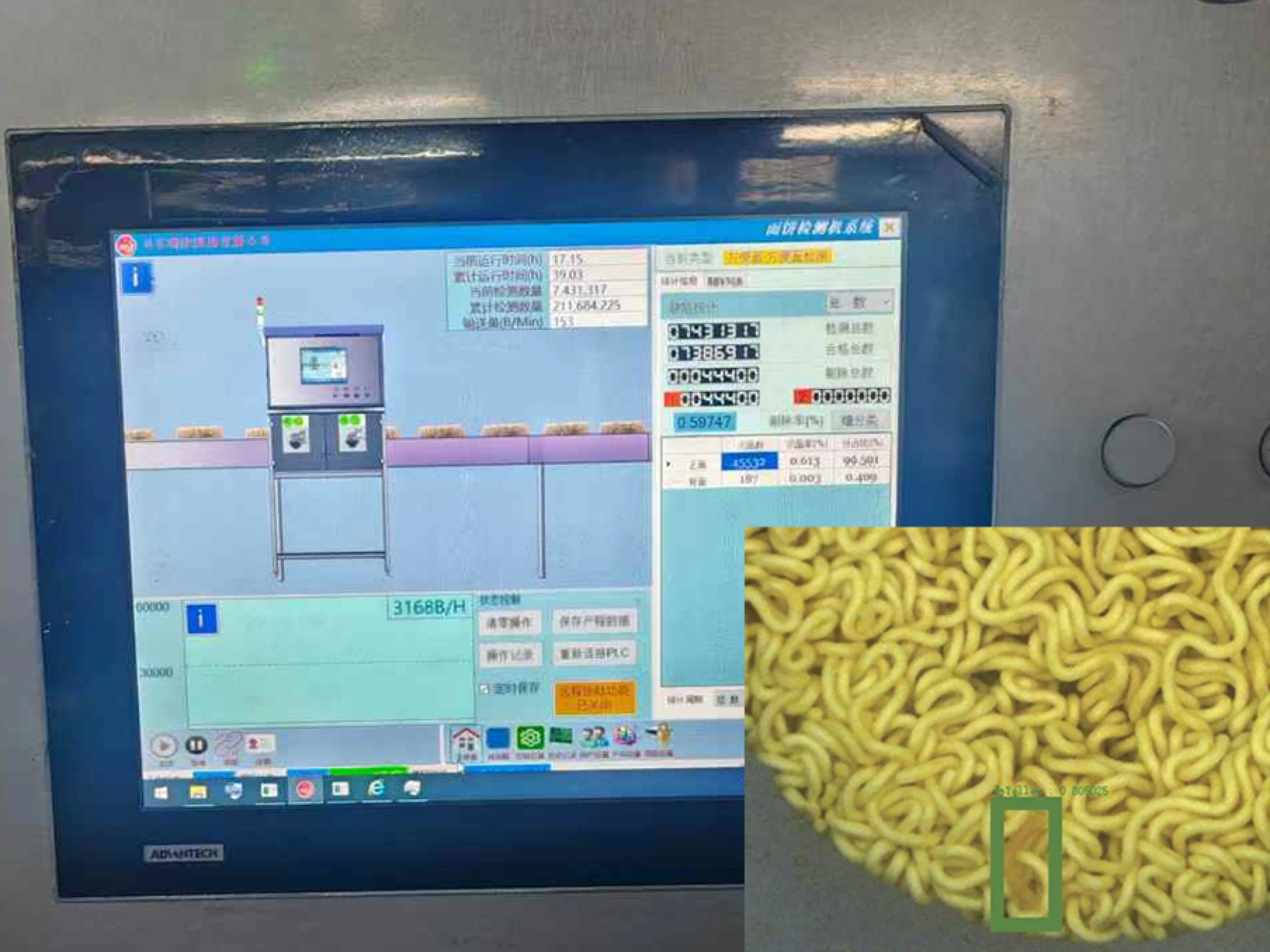 Das System zur Bildverarbeitung von Teledyne Dalsa überwacht den Prozess der Nudelkontrolle. Hier finden KI-gestützte Bildverarbeitungssysteme Verunreinigungen oder Mängel in Instantnudeln erheblich schneller und zuverlässiger als menschliches Personal
