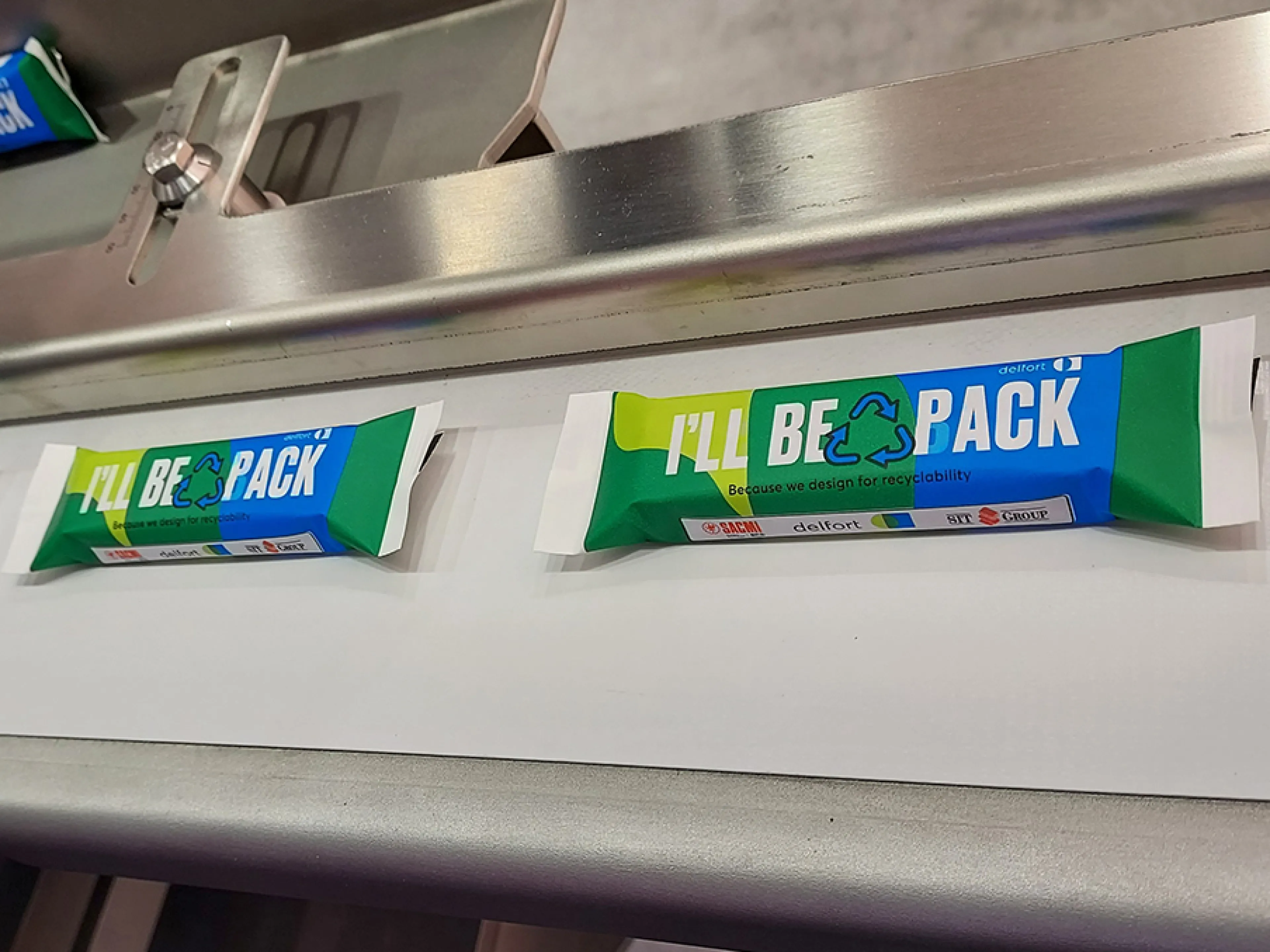 Sacmi zeigt auf der Prosweets Cologne 2026 dispersionsgestrichene Barrierepapiere. Diese können heute vollautomatisch und mit hoher Effizienz verarbeitet werden