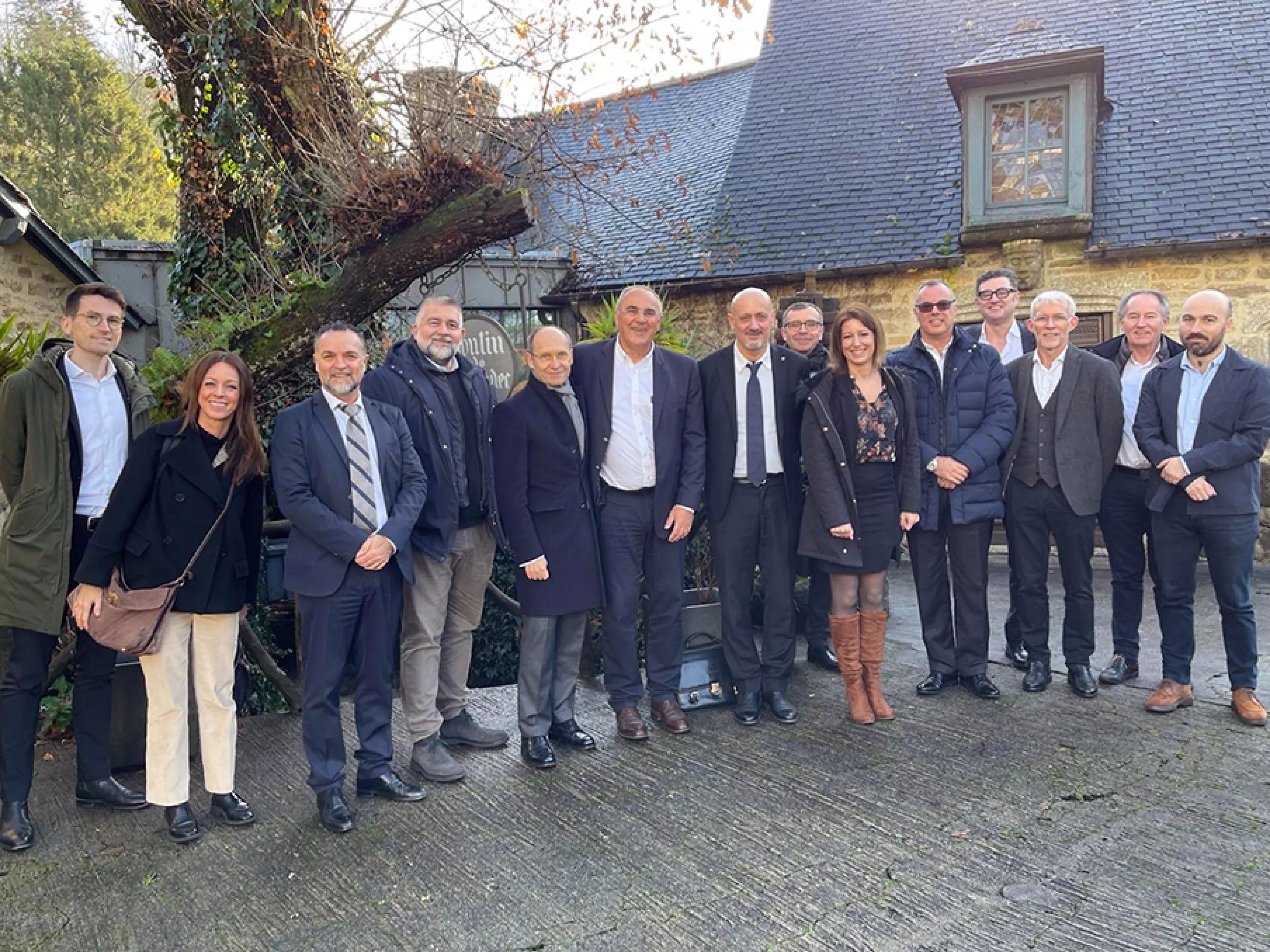 Managementteam von Sacmi und der Groupe Emballage Technologies, in der Mitte Paolo Mongardi (7. v. l.) und Pierrick Doux (6. v. l.)