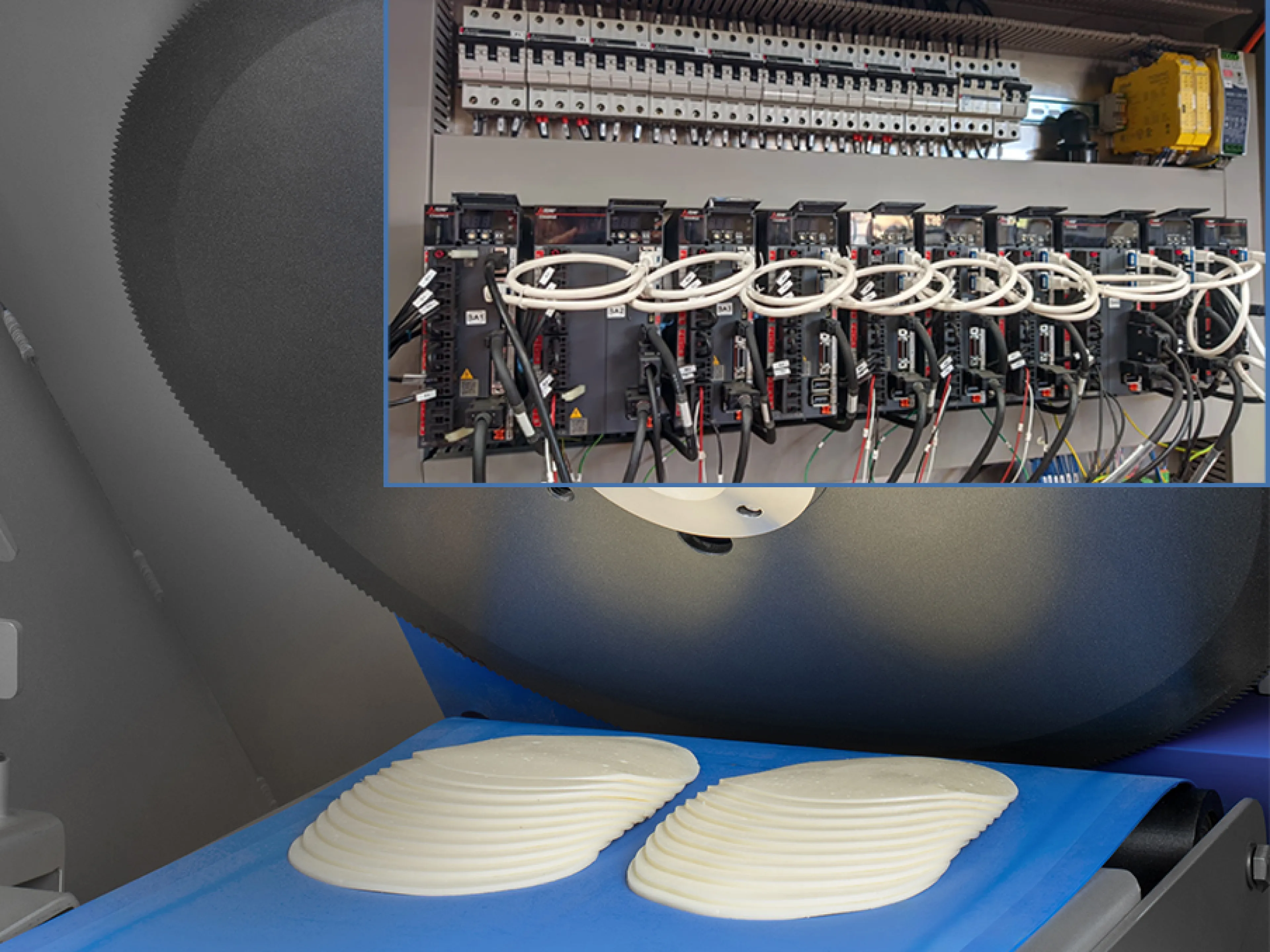 Die Maschinen von KFT können bis zu 14 Präzisionsschnitte pro Sekunde ausführen und erfordern eine fortschrittliche Bewegungssteuerungsarchitektur mit schneller, deterministischer Kommunikation. Durch die Einführung von CC-Link IE TSN konnte KFT die Kommunikationsstruktur für Bewegungssteuerung, E/A und andere Peripheriegeräte, einschließlich Pneumatik- und Sicherheitssystemen, standardisieren