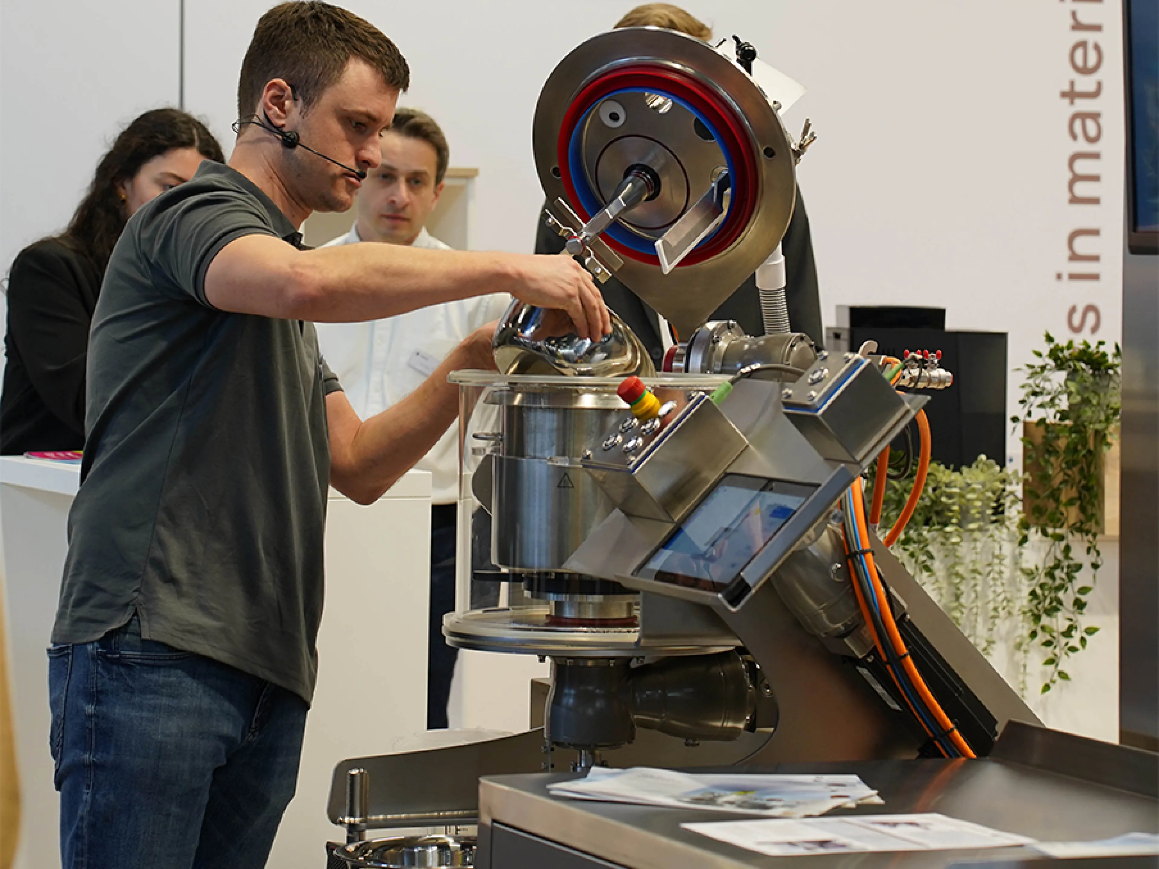 Eirich zeigt auf der Interpack, wie zahlreiche Verfahrensschritte wie Mischen, Granulieren, Kneten und Coaten in einem Aggregat vereint werden. Dies spart auch Energie.