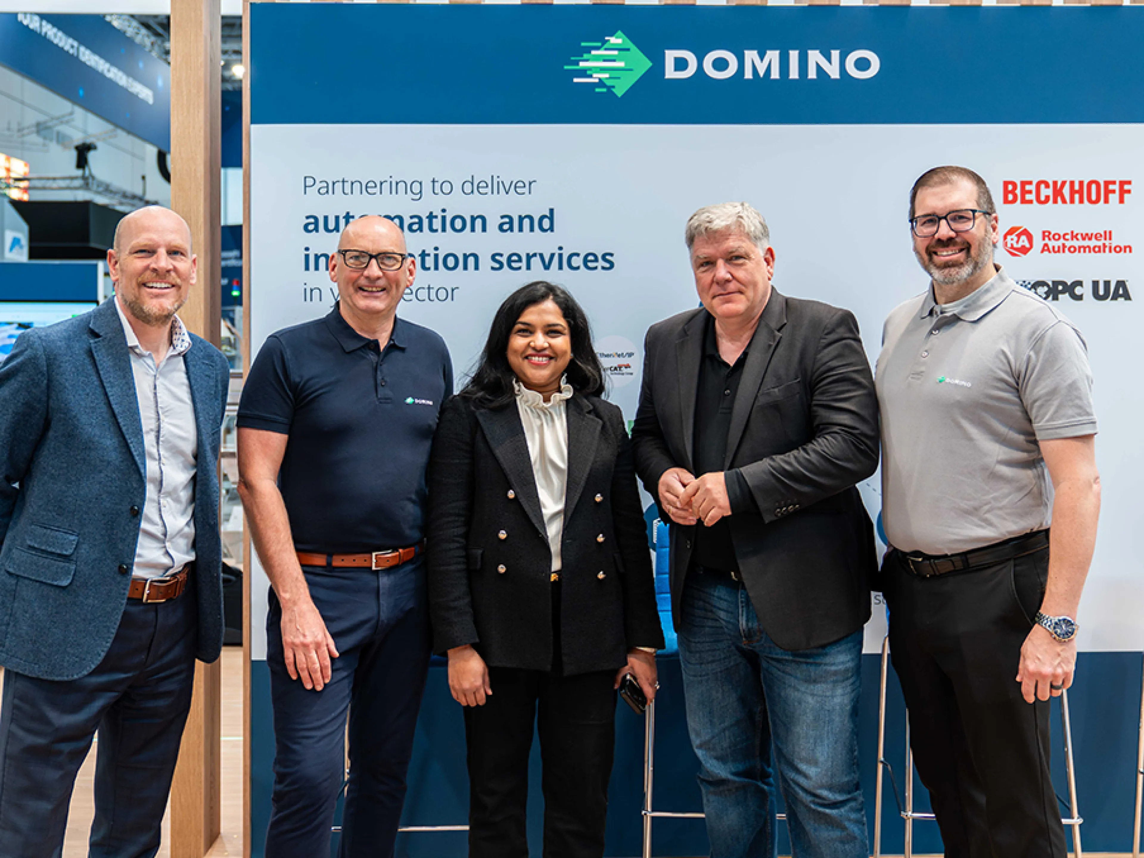 Amazon, GS1 und Domino diskutieren auf der Interpack 2026 die Zukunft der Produktidentifikation, v.l.n.r.: Will Edwards, Craig Stobie, Monica Ravi, Thomas Fell, Adem Kulauzovic
