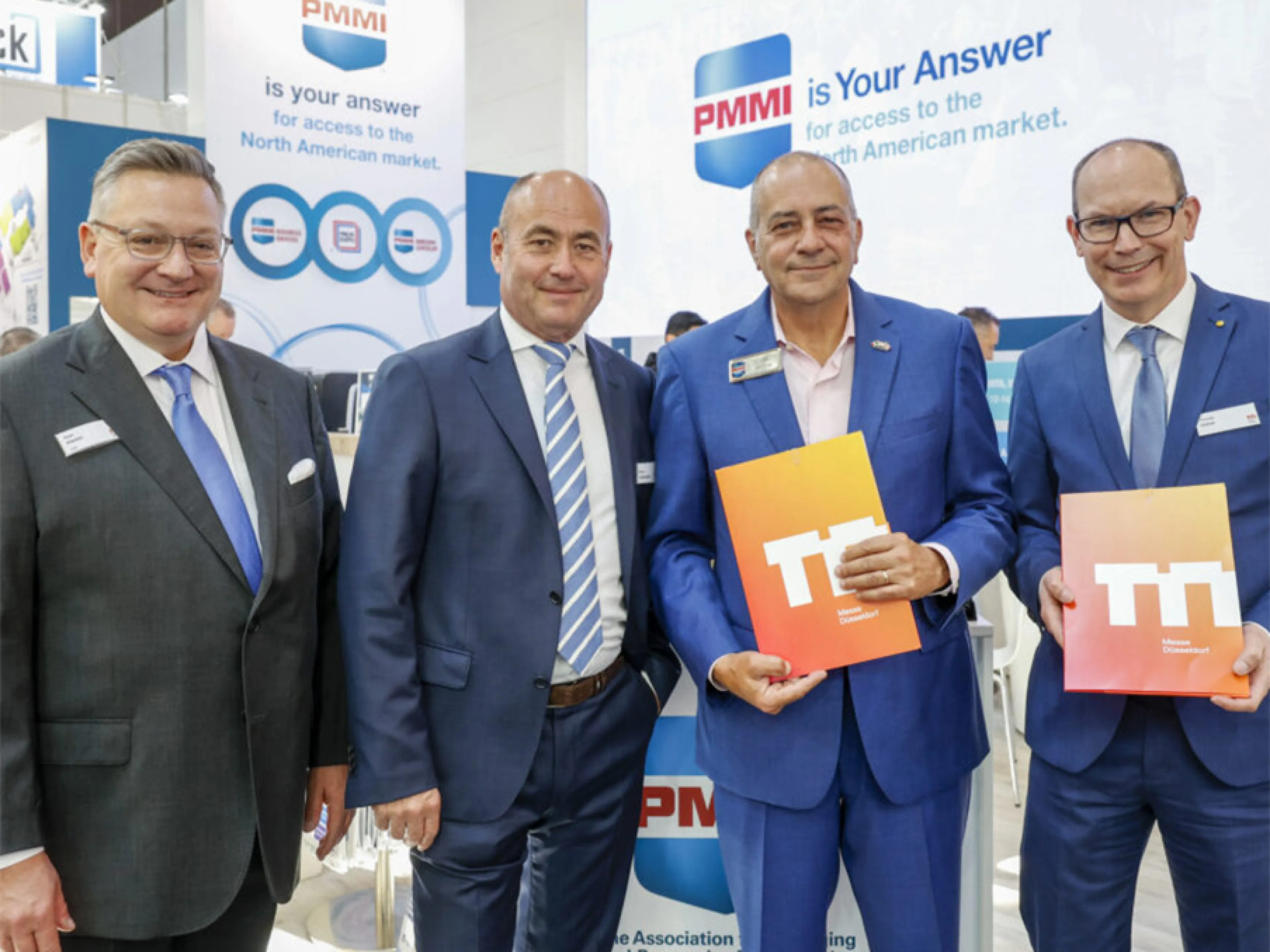 Jim Pittas (2.v.r.), President & CEO von PMMI, und Thomas Dohse (1.v.r.), Director der Interpack, bei der Unterzeichnung des MoU