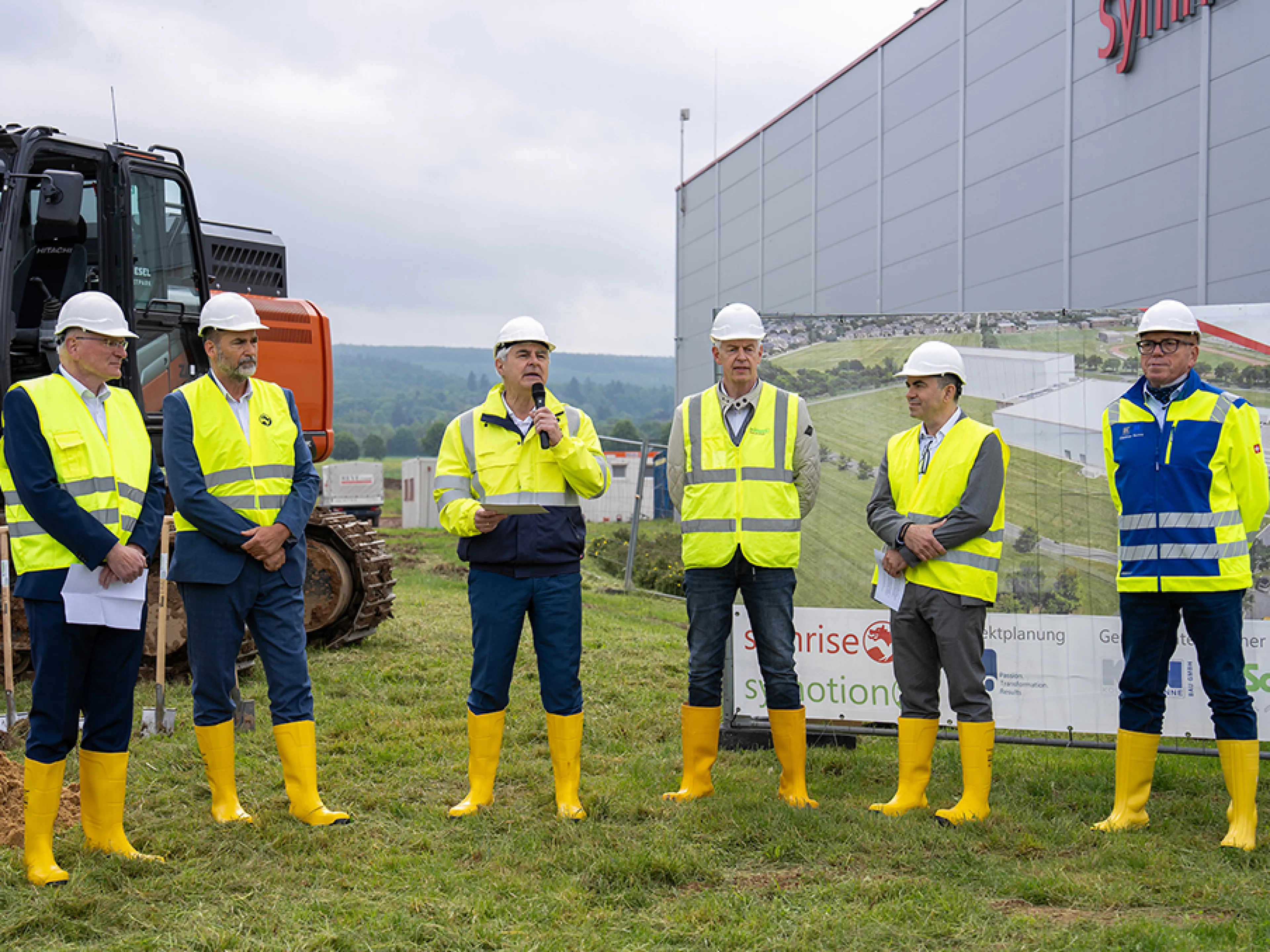 	Spatenstich Symrise 2. Bauabschnitt Logistikzentrum Holzminden, v.l.n.r.: Jens Bädje (Geschäftsführer Symotion), Christian Belke (Bürgermeister Holzminden), Dr. Jean-Yves Parisot (Vorstandsvorsitzender Symrise), Detlef Struck (Bauunternehmen Dr. Schoppe), Walter Ribeiro (Vorstand Taste, Nutrition & Health), Dietmar Nunne (Kögel + Nunne Bau) 
