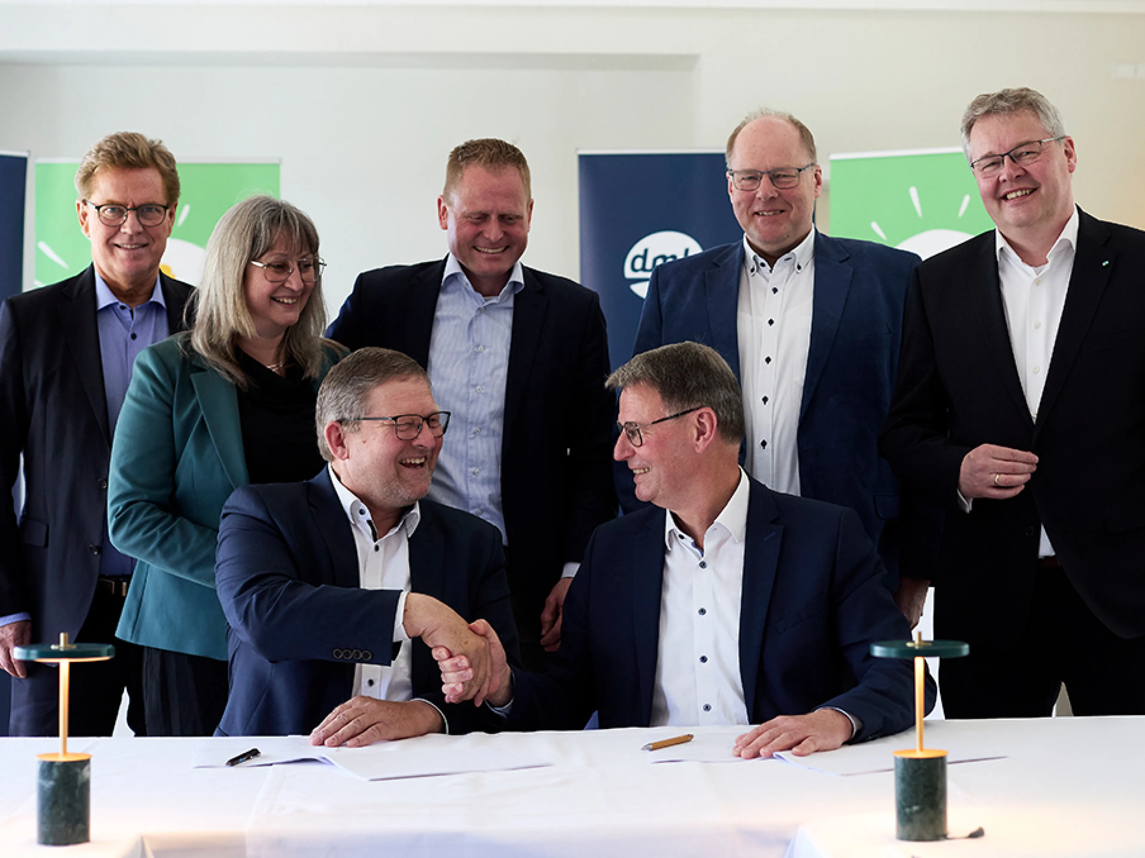 Arla Foods und DMK bei der Vertragsunterzeichnung