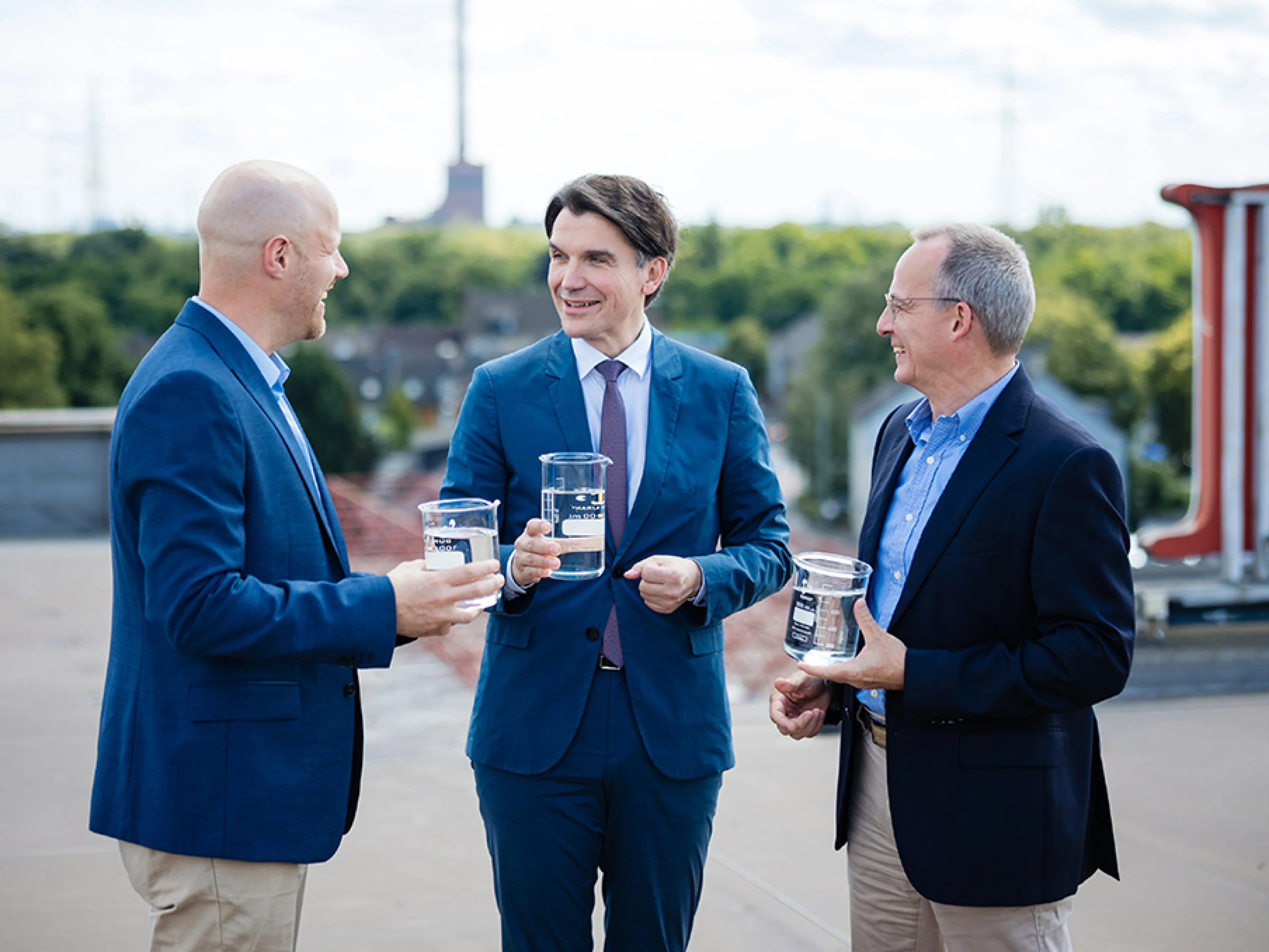 Dr. Matthias Baldus, Leiter Bierherstellung und Energie König-Brauerei, Prof. Uli Paetzel, Vorstandsvorsitzender Emschergenossenschaft, und Guido Christiani, Geschäftsführer König-Brauerei