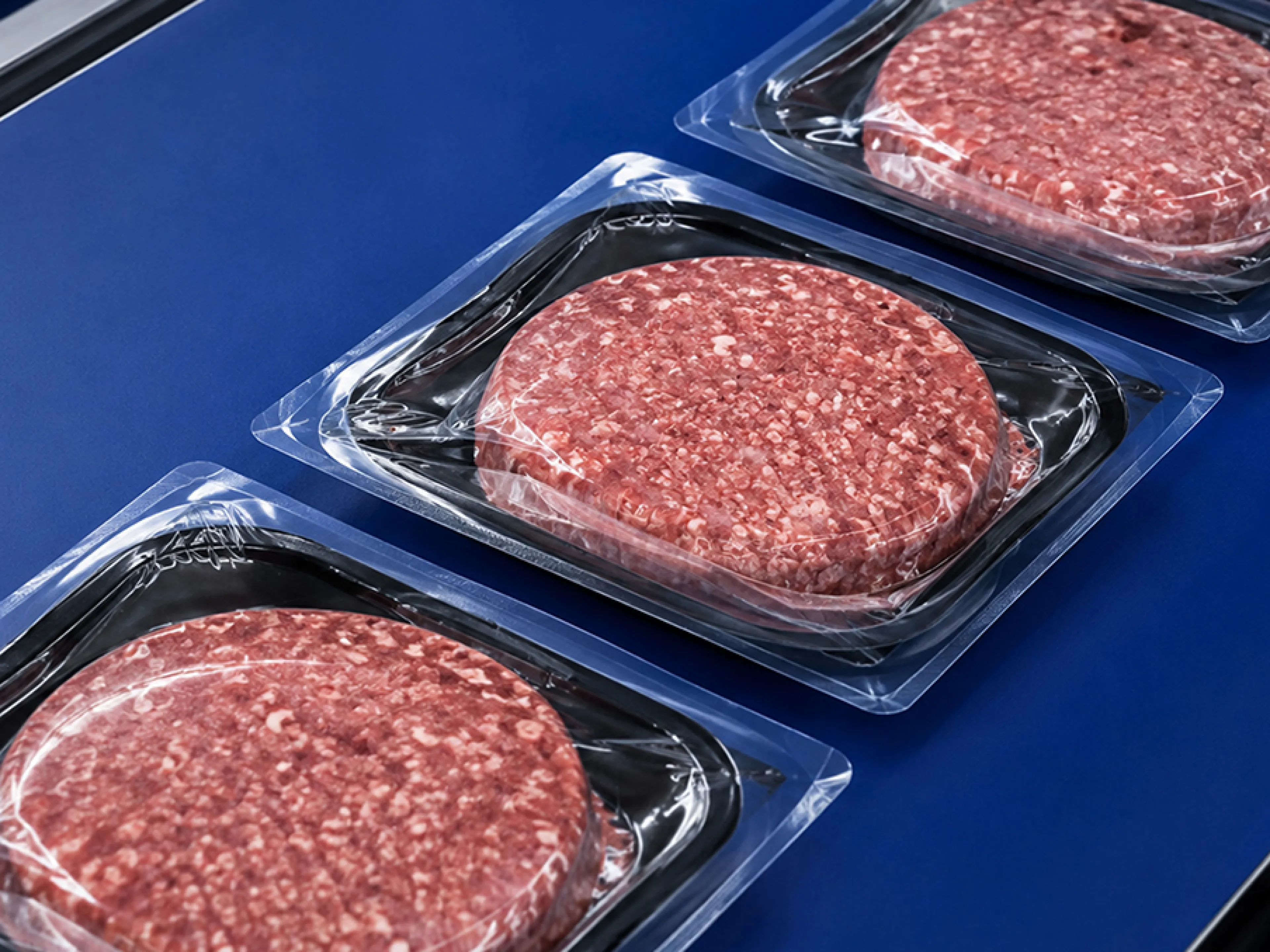 In großen Lebensmittelverarbeitungsumgebungen müssen der Restsauerstoffgehalt und die Evakuierungszeit über alle Zyklen hinweg konstant bleiben, um eine stabile Produktion sicherzustellen. Dies geschieht mittels Vakuumpumpen