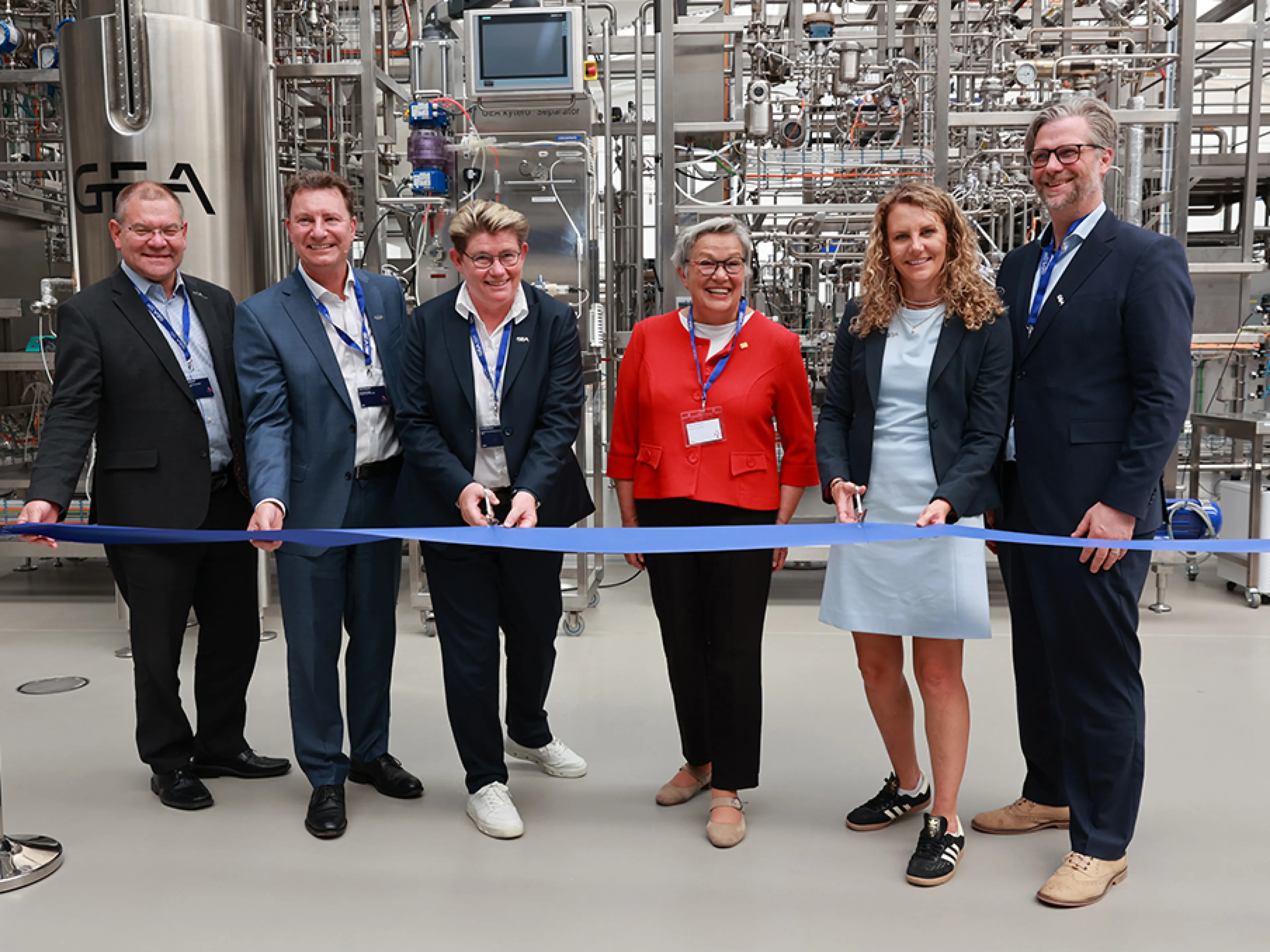 Industrielle Biotechnologie: Eröffnung Gea-Technologiezentrum für New Food & Biotech in Sarstedt, v.l.n.r.: Jens Neidhardt, VP Gea Liquid Technologies, Klaus Stojentin, CEO Gea Division Nutrition Plant Engineering, Kristina Böe, Senior VP Processing Technologie, Kristina Böe, Senior VP Processing Technologie, Heike Brennecke, Bürgermeisterin Sarstedt, Frederieke Reiners, VP New Food & Biotech und Reimar Gutte, Senior VP EMEA, Nutrition Plant Engineering