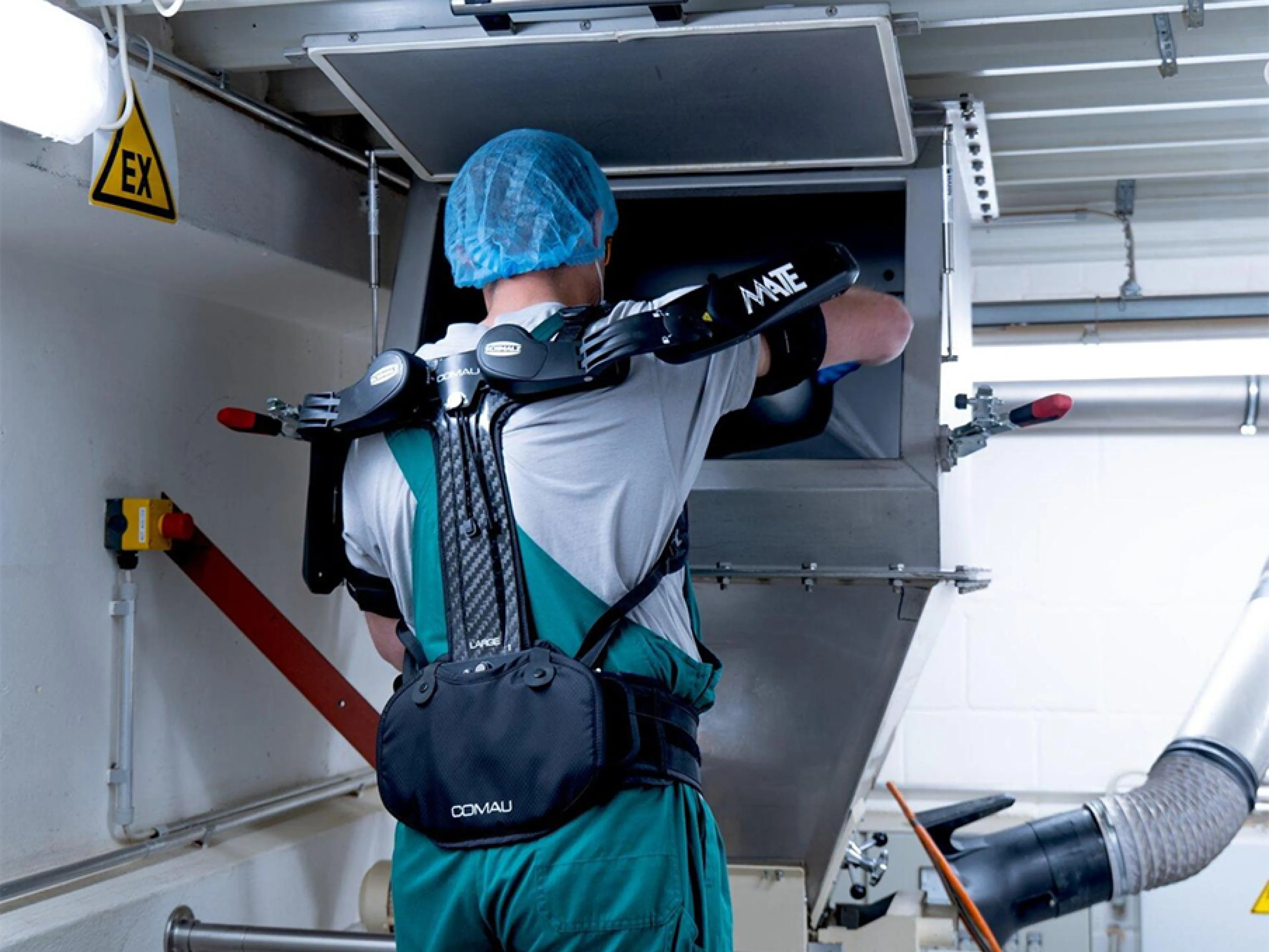 Bei manuellen Hebeaufgaben wie dem Beladen von Mischern und Mühlen, das in Brusthöhe und über Kopf stattfindet, unterstützt das Exoskelett die Mitarbeitenden