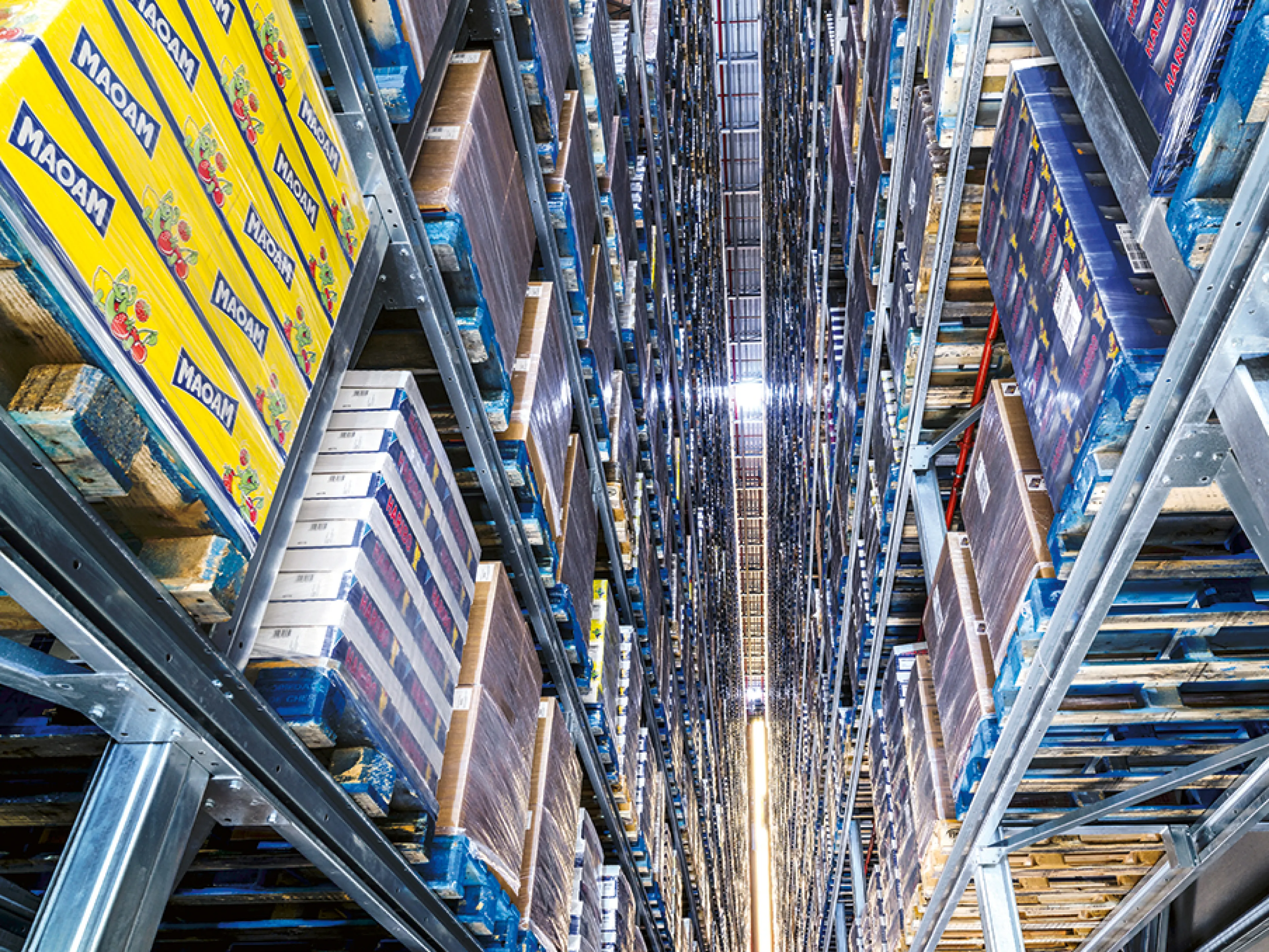 Das automatische Hochregallager bei Haribo in Grafschaft bietet auf 40 Metern Höhe mehr als 92.000 Palettenstellplätze