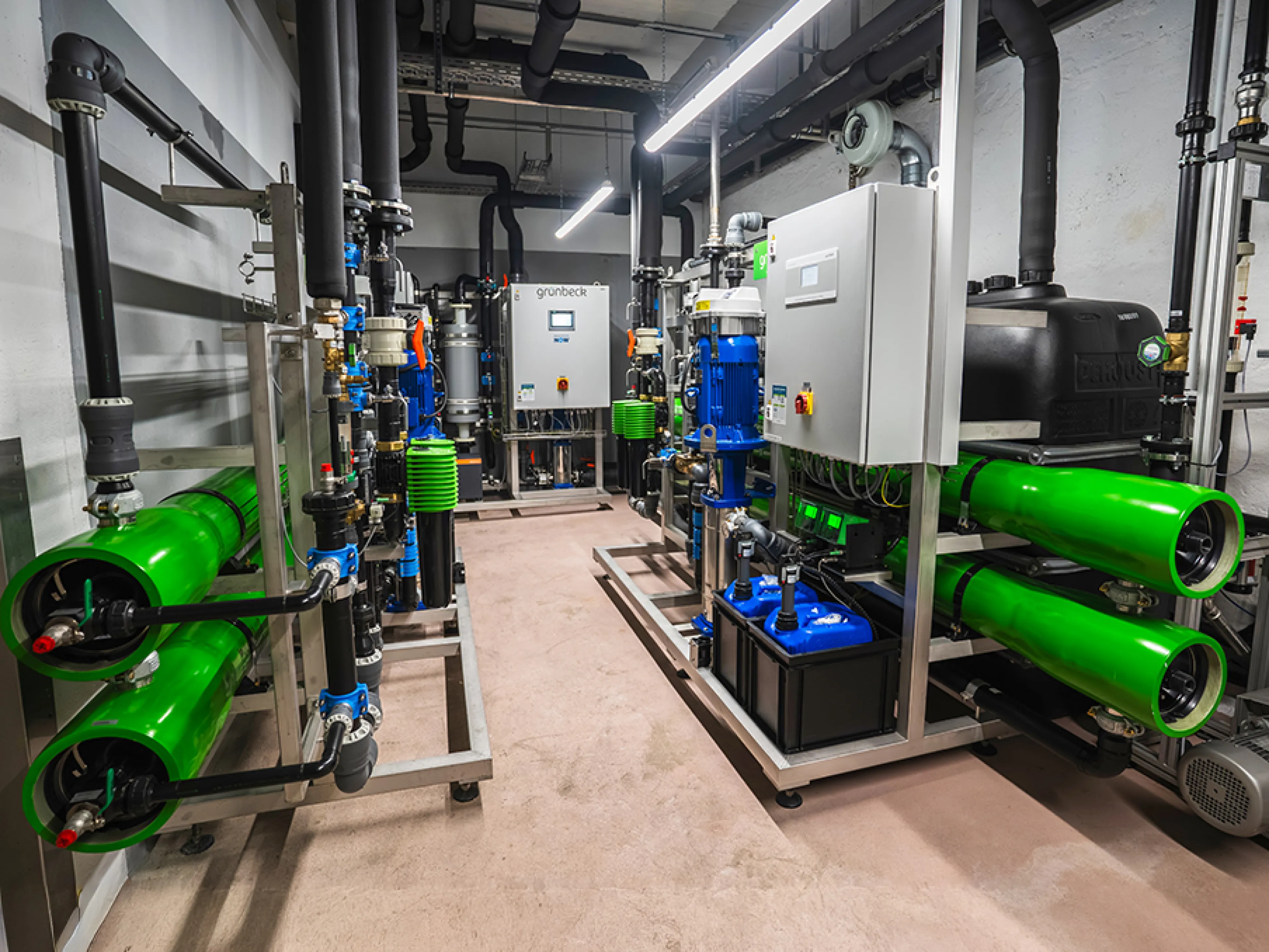 Zwei Umkehrosmoseanlagen entsalzen in der Schlosskellerei Affaltrach das Wasser. Im Bild hinten links auch die Membranentgasungsanlage zur pH-Wert-Anhebung nach der Umkehrosmose mit integrierter Druckerhöhungsanlage sowie Steriltanks