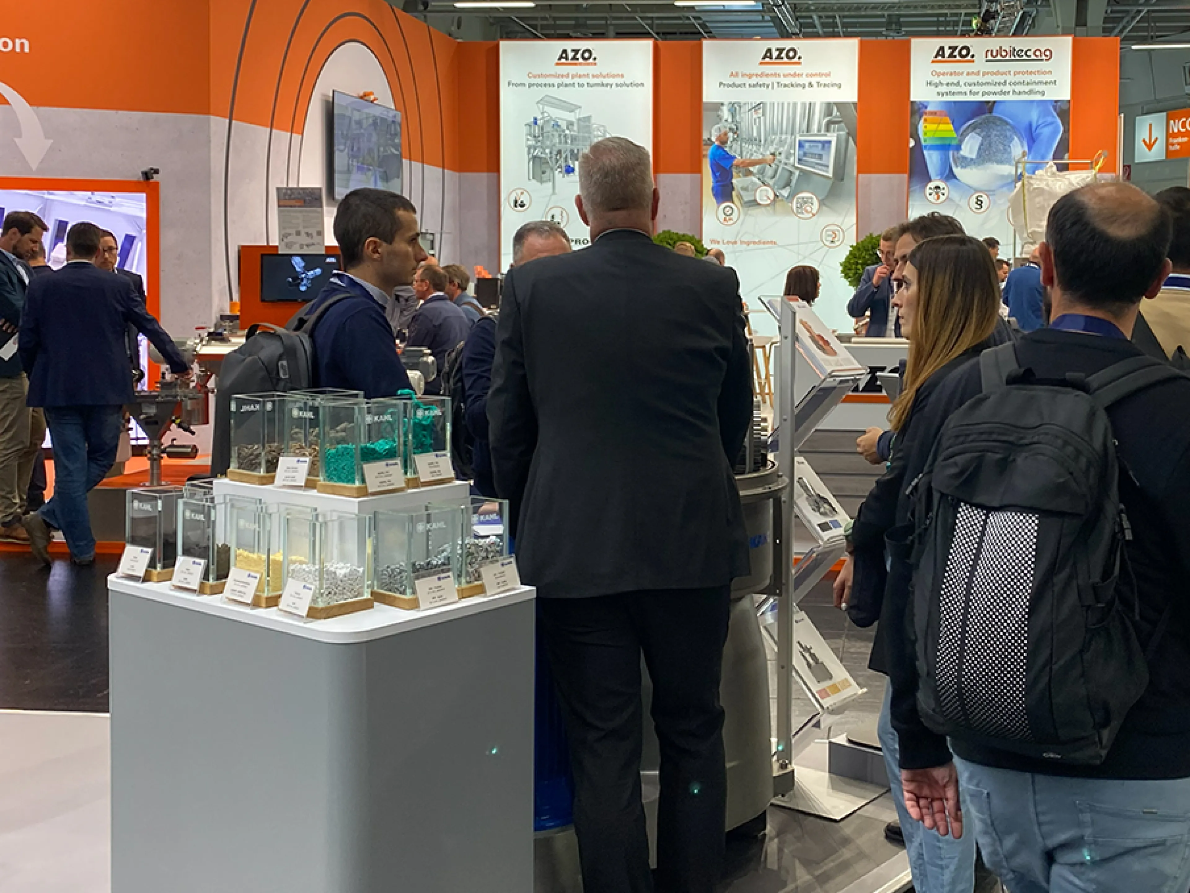 Im Mittelpunkt der Powtech Technopharm 2026 stehen Technologien für die Verarbeitung von Pulvern, Feststoffen und Flüssigkeiten sowie aktuelle Entwicklungen in der pharmazeutischen Verfahrenstechnik, im Recycling, in der Digitalisierung und im Explosionsschutz. Fachforen, Themenpavillons und Verbandsveranstaltungen ergänzen die Ausstellung.
