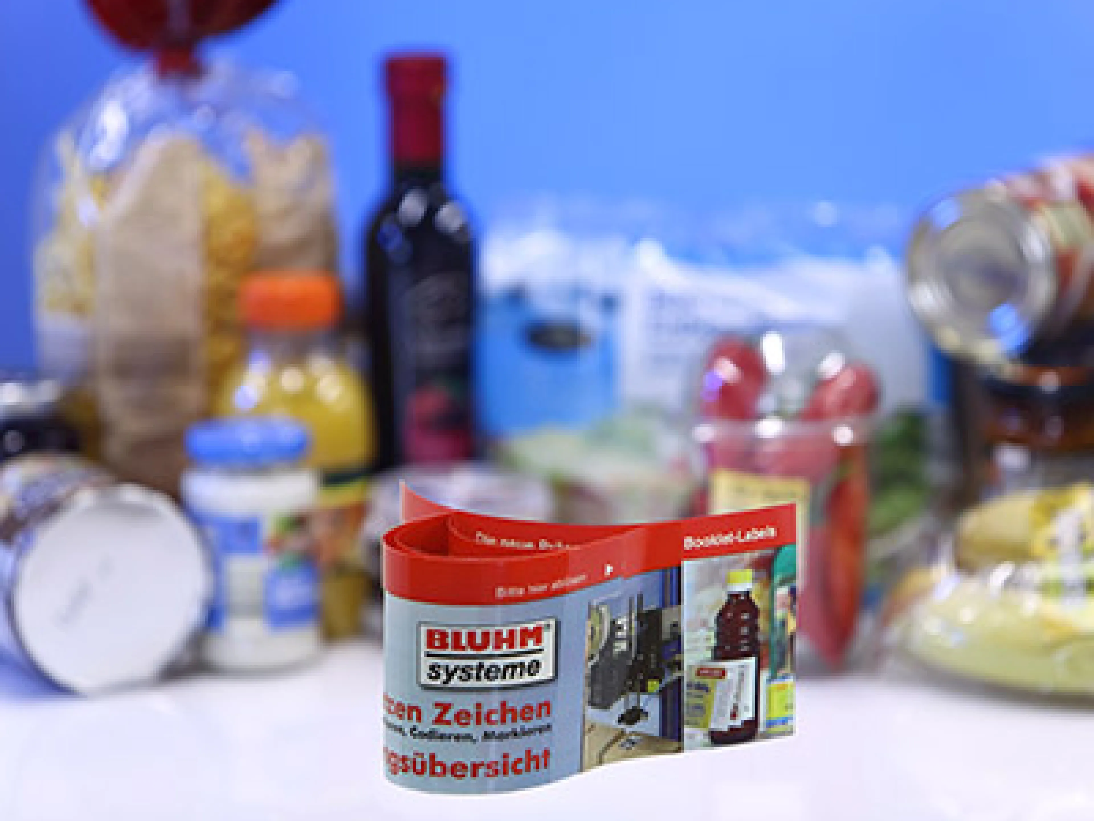 Booklet-Etiketten von Bluhm-Systeme sind aufmerksamkeitsstark und bieten viel Platz für Informationen, Bilder: Bluhm Systeme Whitepaper Etikettieren & Codieren in der Nahrungsmittelindustrie