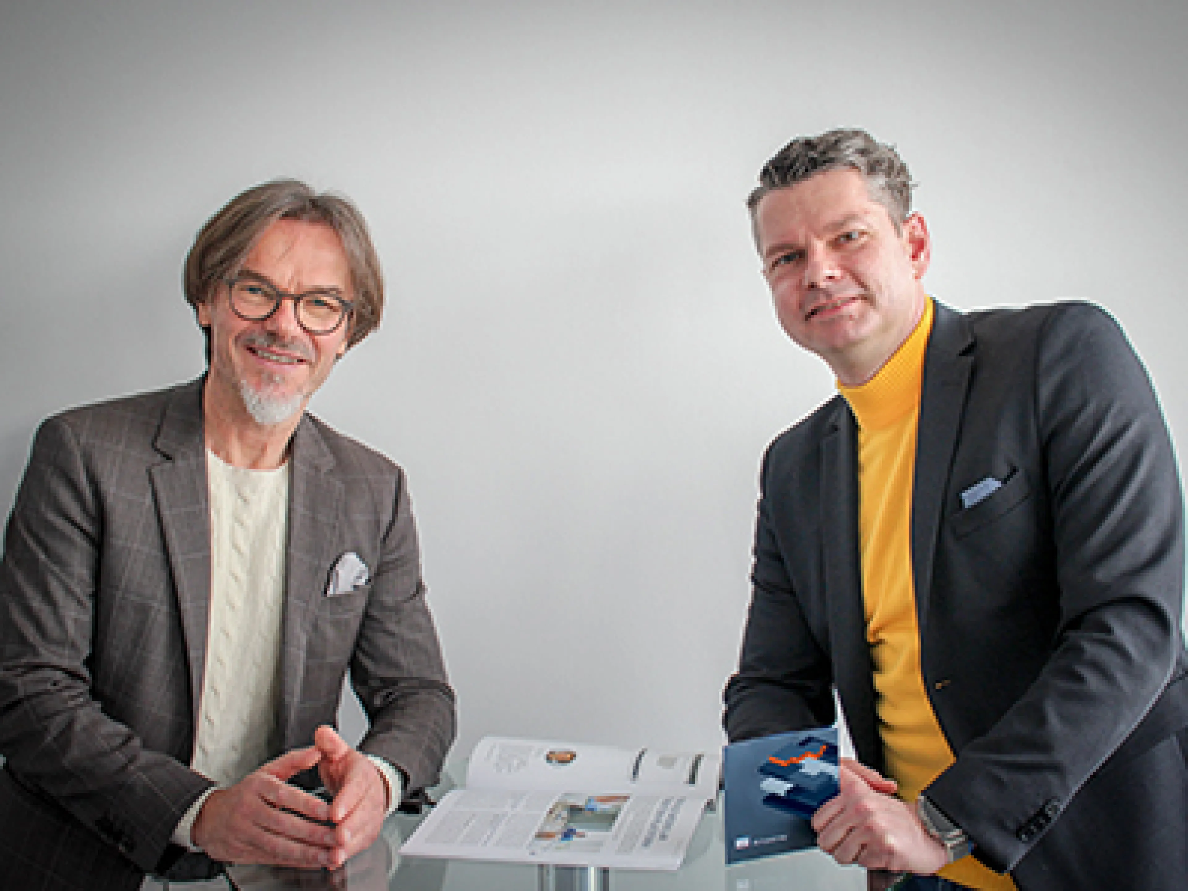 Geschäftsführer Jürgen Schrödel (links) und Prokurist Frank Hägele (rechts) freuen sich über 25 erfolgreiche Jahre Copa-Data Deutschland