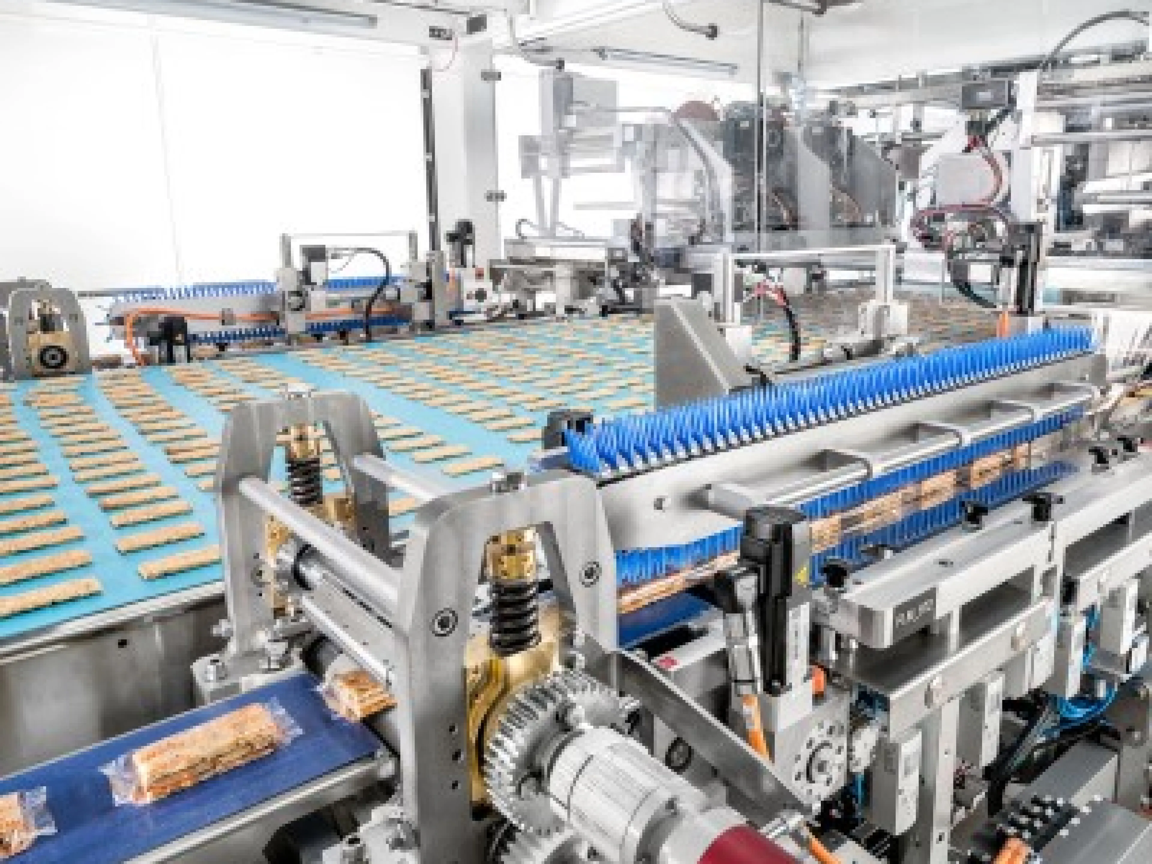 An einem Flowpacker mit flexibler Quersiegelung demonstriert Schubert, wie verschiedene recycelbare Folien auf derselben Anlage genutzt werden können