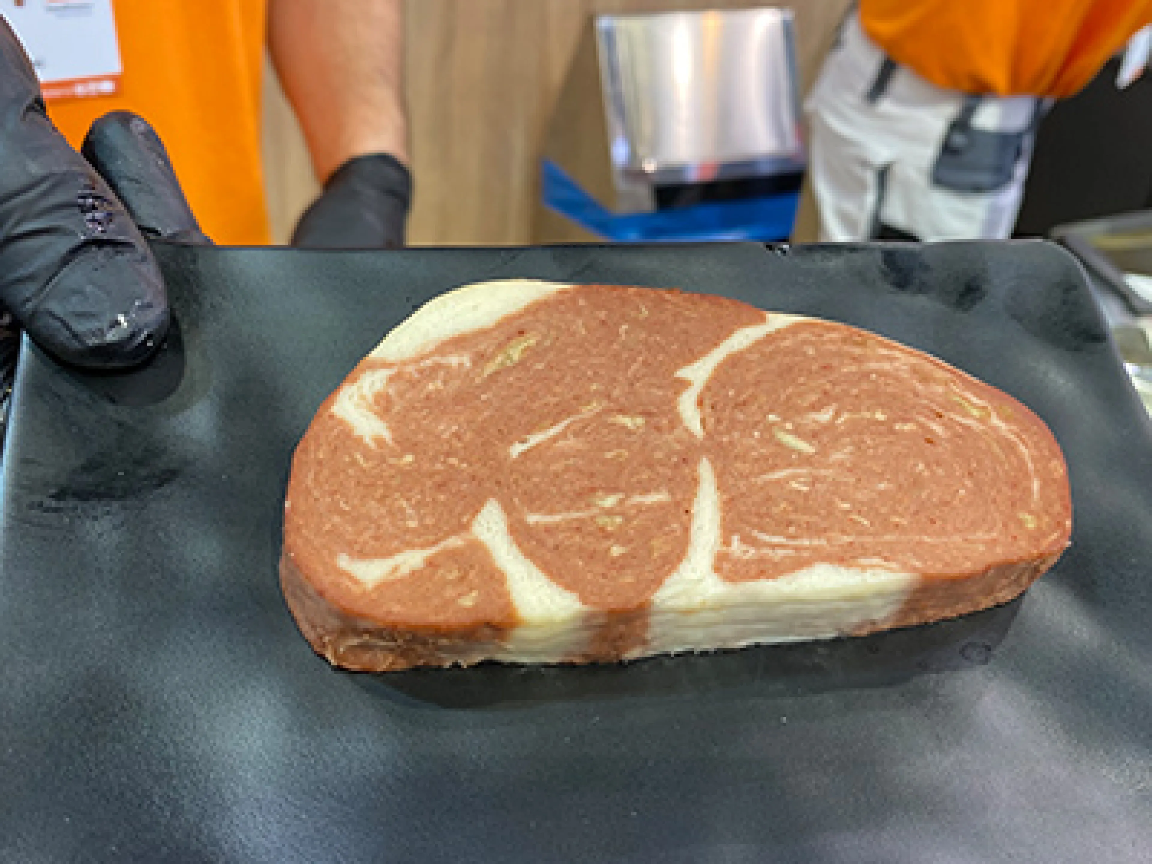 Veganes Steak, vorgestellt auf dem Messestand von Handtmann auf der Anuga Foodtec 2024